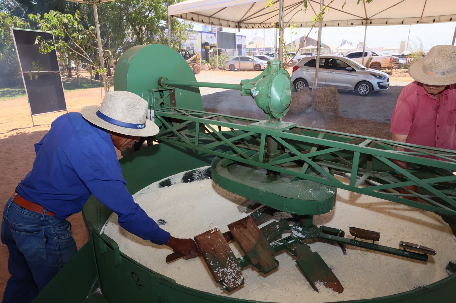 Produção de farinha na Fazendinha da Agrotins