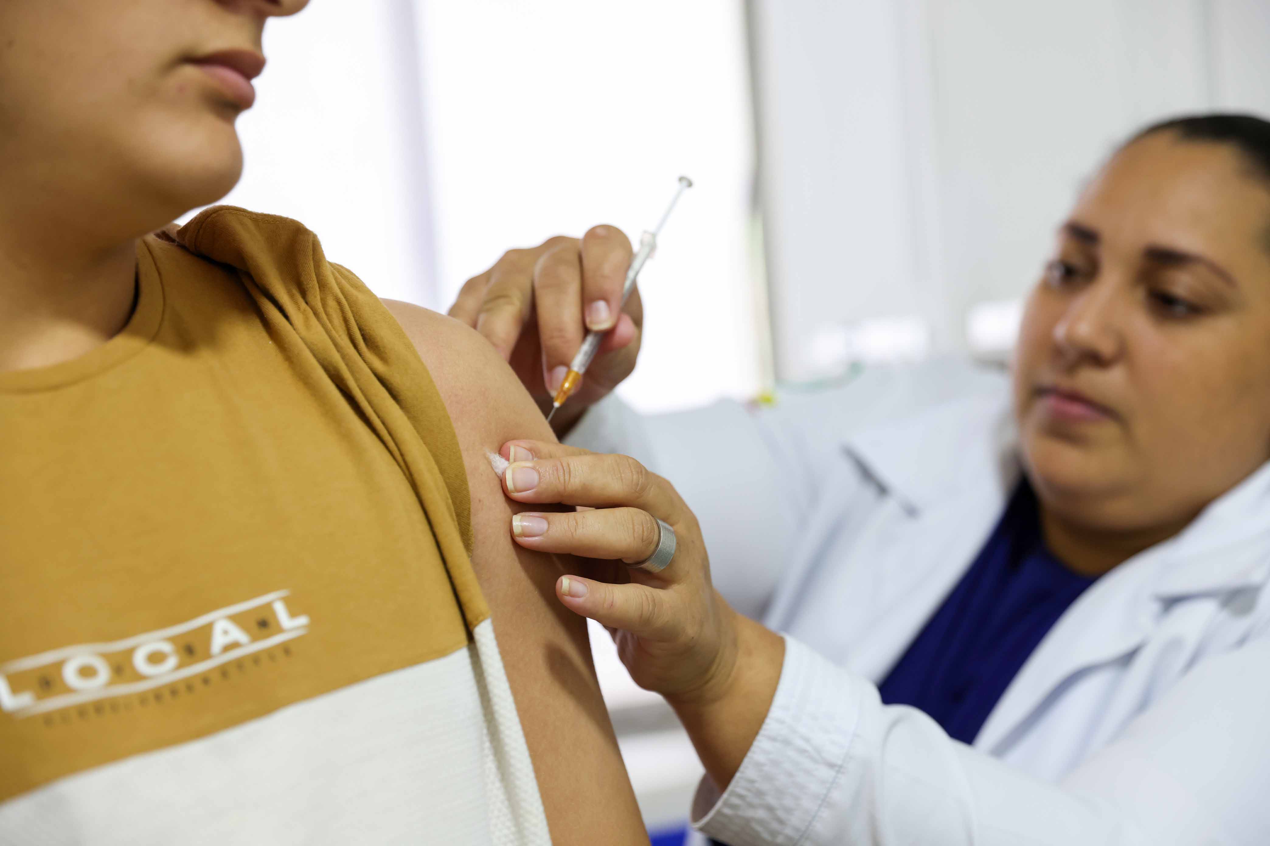 Esquema vacinal pode variar conforme a idade, o imunizante recebido ou o grupo prioritário ao qual o usuário pertence