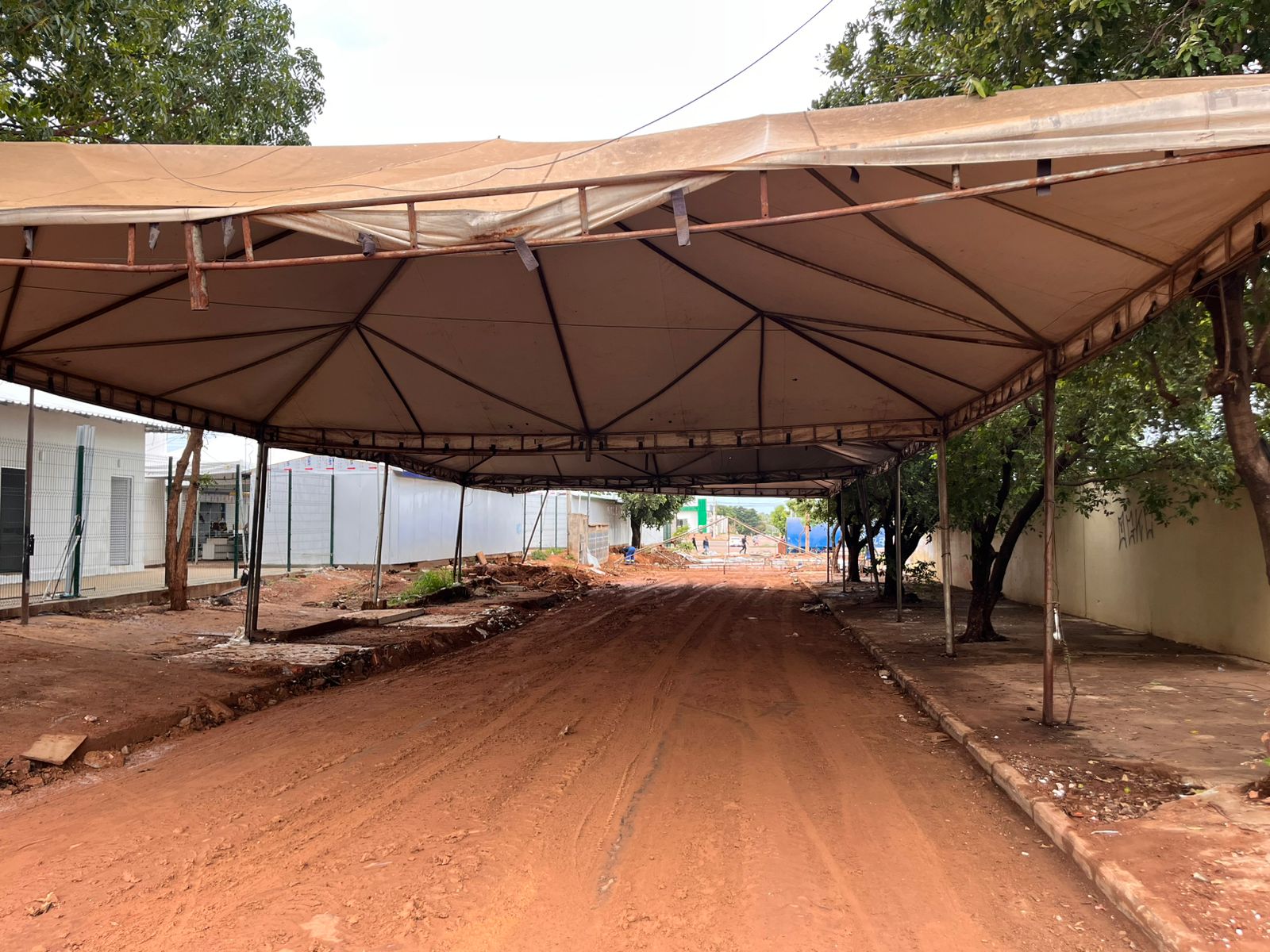 Prefeitura de Palmas intensifica limpeza da antiga Área Reservada ao Comércio Ambulante de Taquaralto