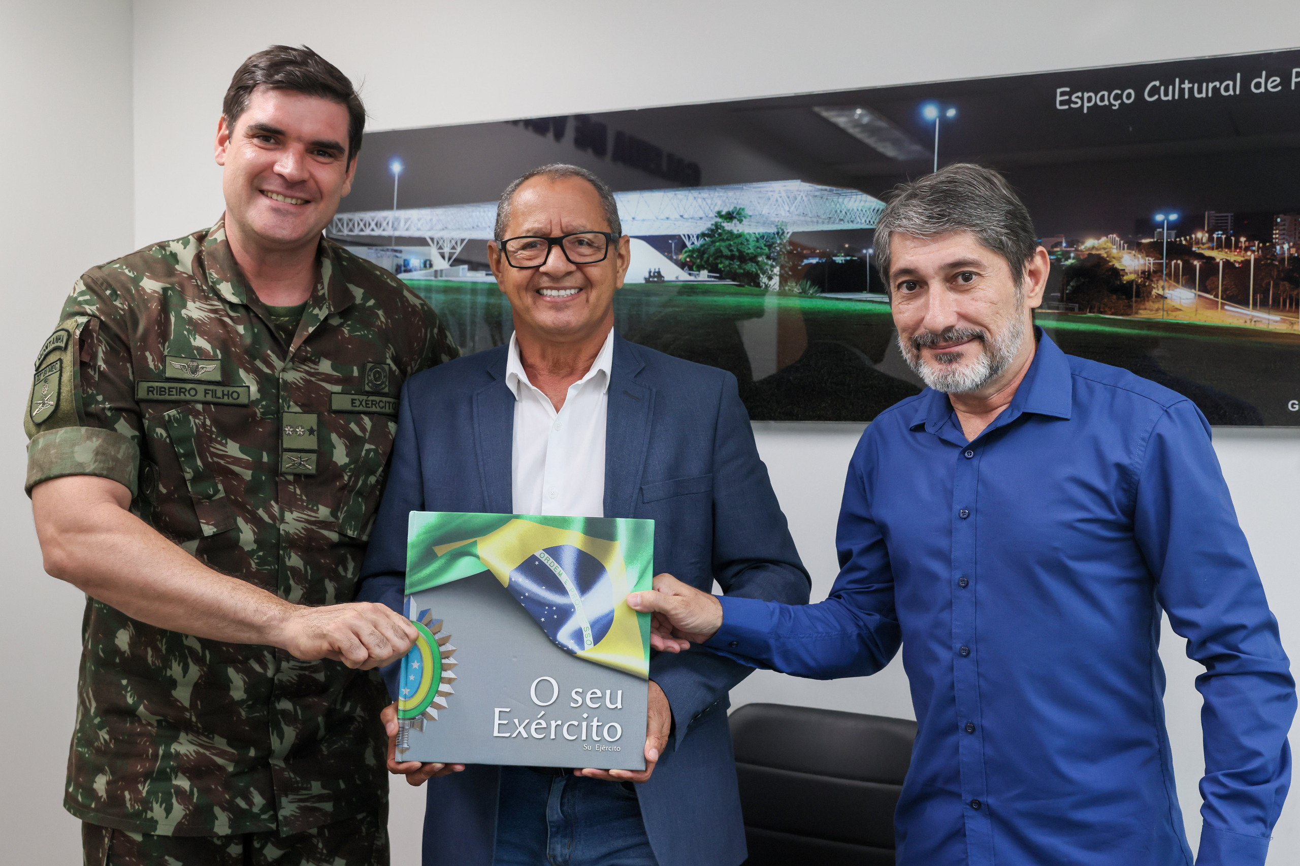 Livro sobre a trajetória do Exército é entregue à Prefeitura de Palmas em agradecimento por apoio recebido