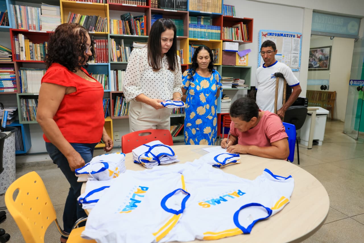 Entrega de novos uniformes para os alunos matriculados na EJA