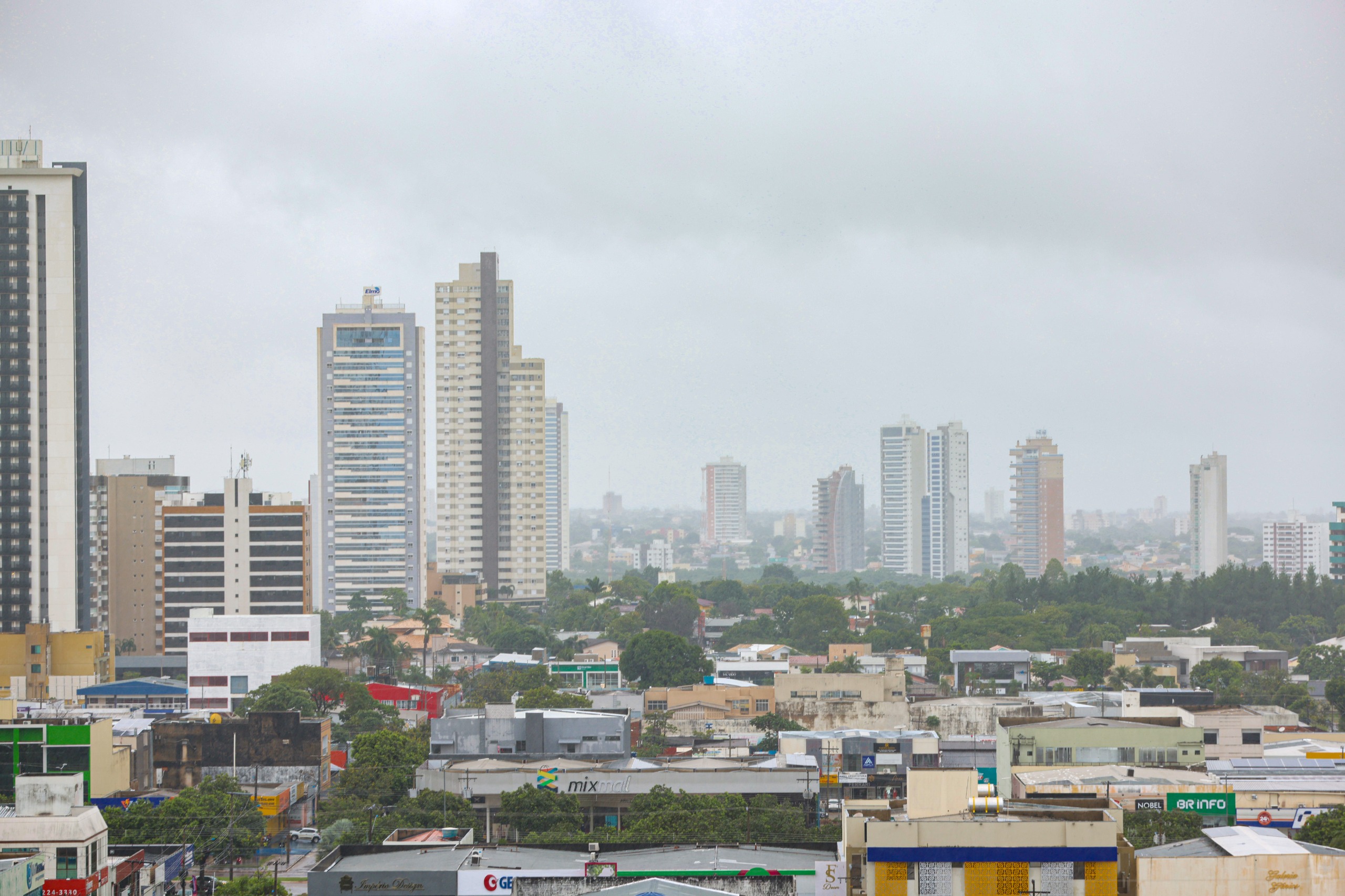 Fortes chuvas caem na capital