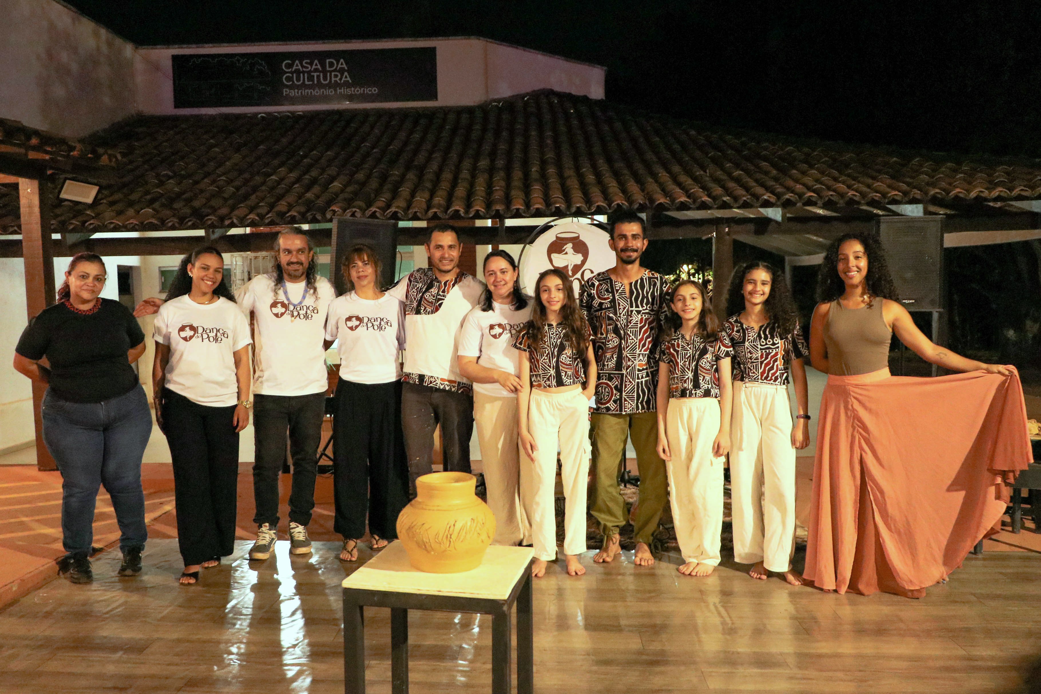 O ceramista, os instrumentistas, a bailarina, o técnico de som, a produtora cultural, a monitora de acessibilidade, a intérprete de Libras e a social mídia da 'Dança do Pote' reunidos