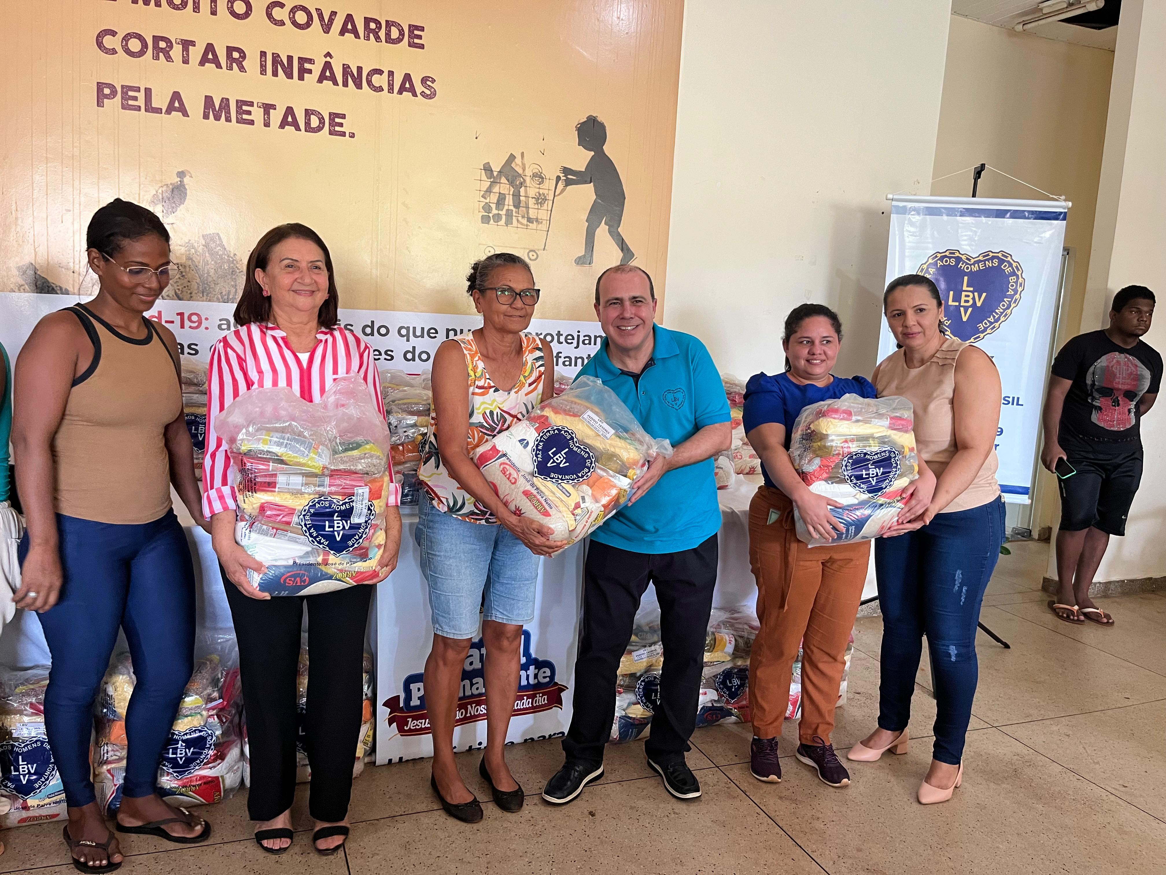 A superintendente de Proteção Básica, Maria Cecília Marques (à esq), a gerente dos Cras, Thatiana Yssa Lopes, e o gestor regional da LBV, Itamar de Souza na entrega das cestas básicas a assistidos