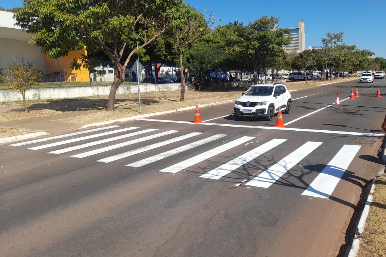 Trecho próximo ao Colégio Estadual Elisângela Cardoso também recebeu revitalização de faixas de pedestre e de rolagem