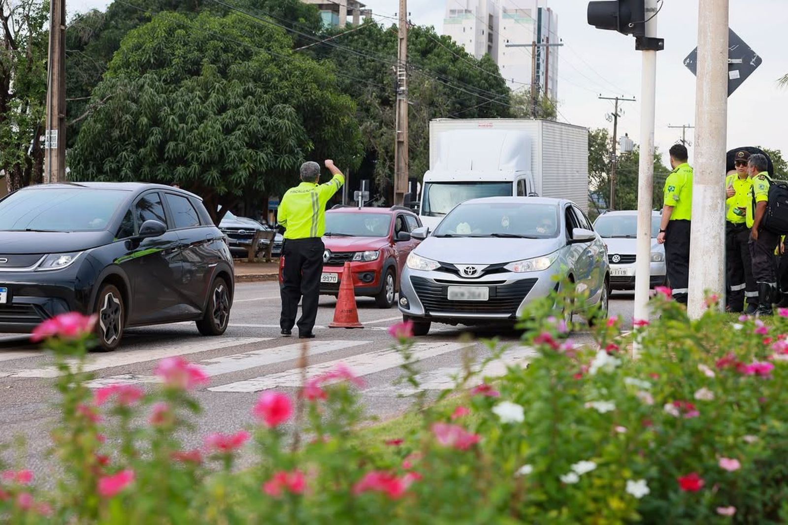 Blitz educativa orienta motoristas sobre a prevenção aos maus-tratos contra animais, em ação da campanha Abril Laranja.