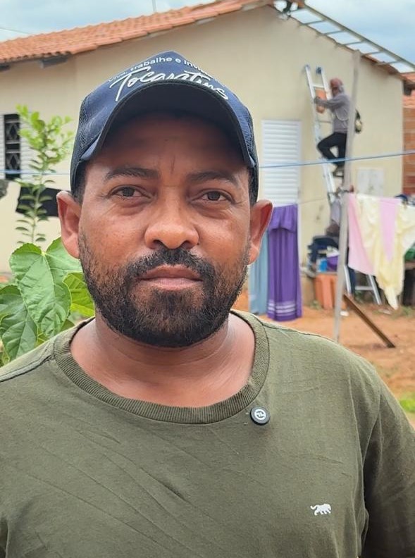 O pedreiro Silvan Ribeiro estava viajando quando a casa foi atingida pelo vendaval