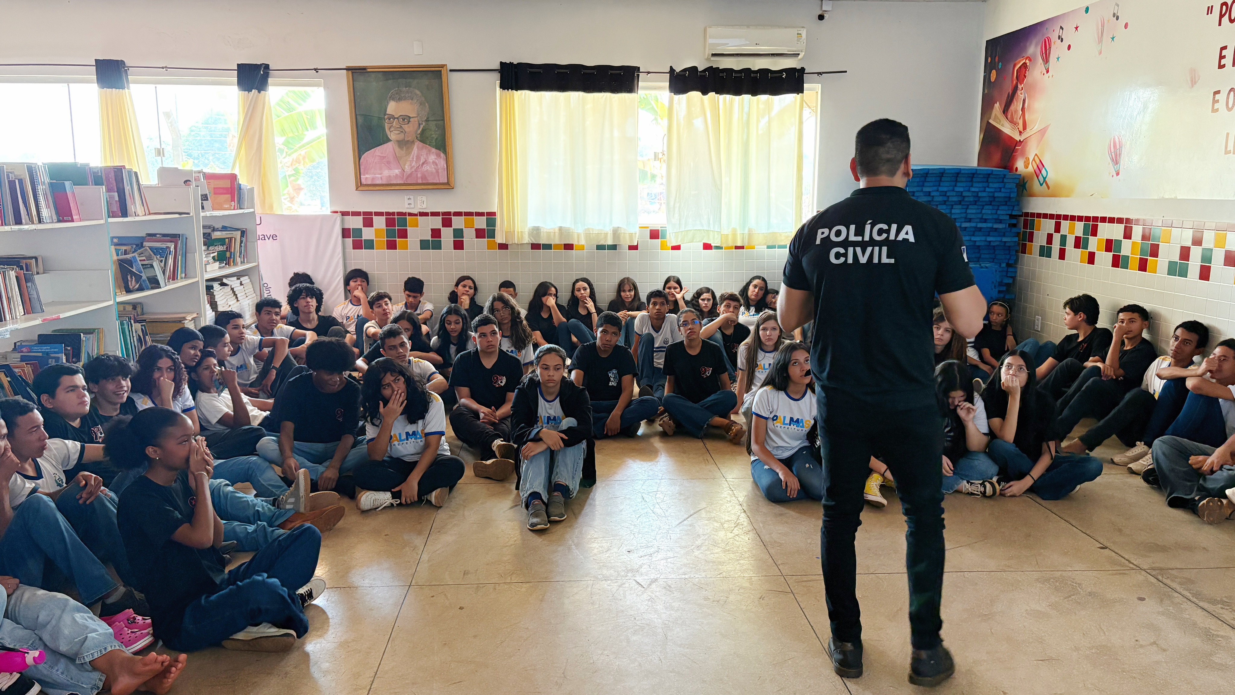 Alunos ouviram atentamente as orientações do delegado da Polícia Civil 