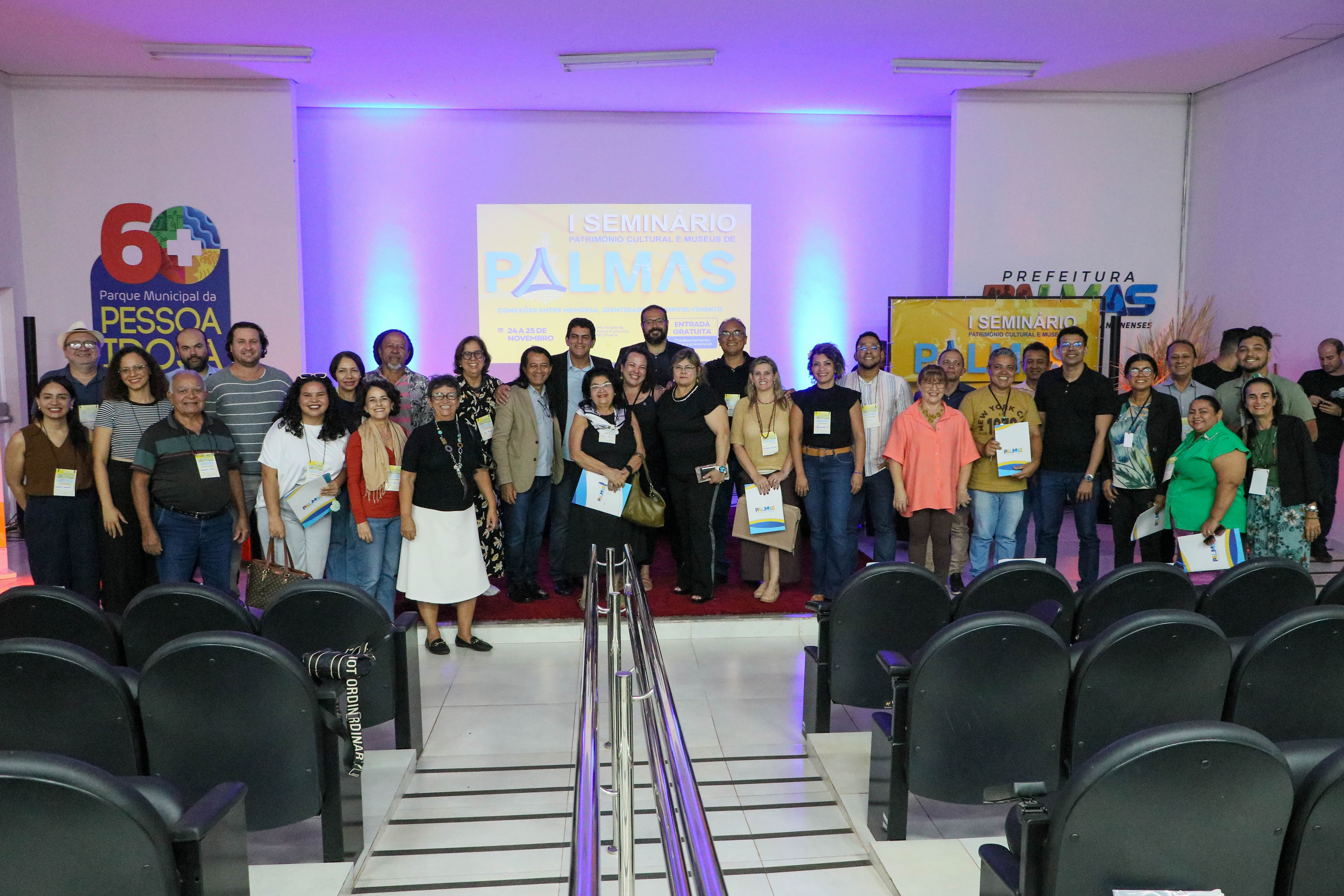 Ao final das atividades do primeiro dia do evento, parte dos participantes posaram para uma foto coletiva antes de partirem para a Casa Museu Suçuapara, onde seriam realizados os lançamentos da exposição e do livreto ‘Ecos da Serra: a arte rupestre na APA Serra do Lajeado’
