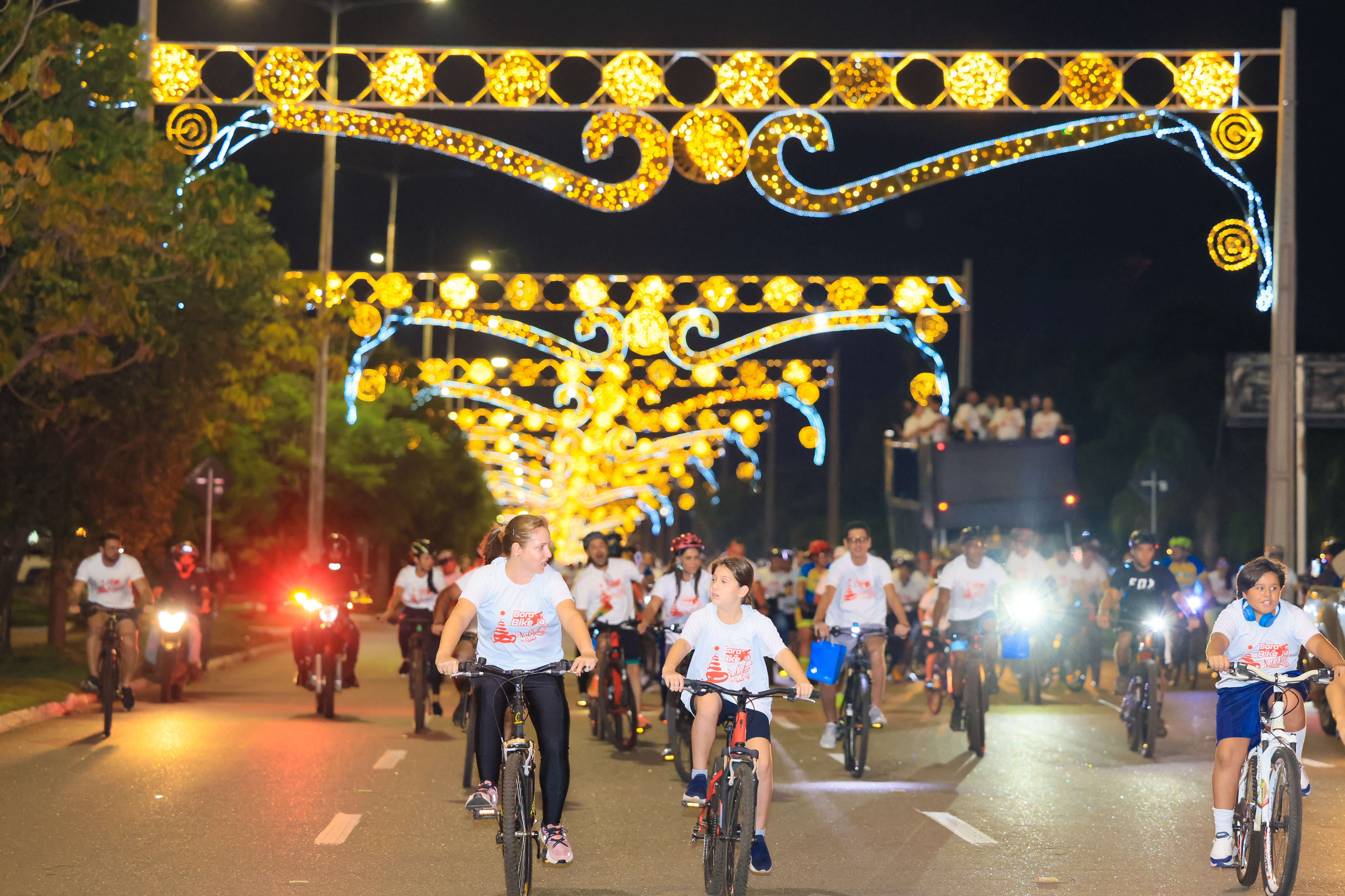 Passeio cliclístico durante acendimento das luzes de Natal