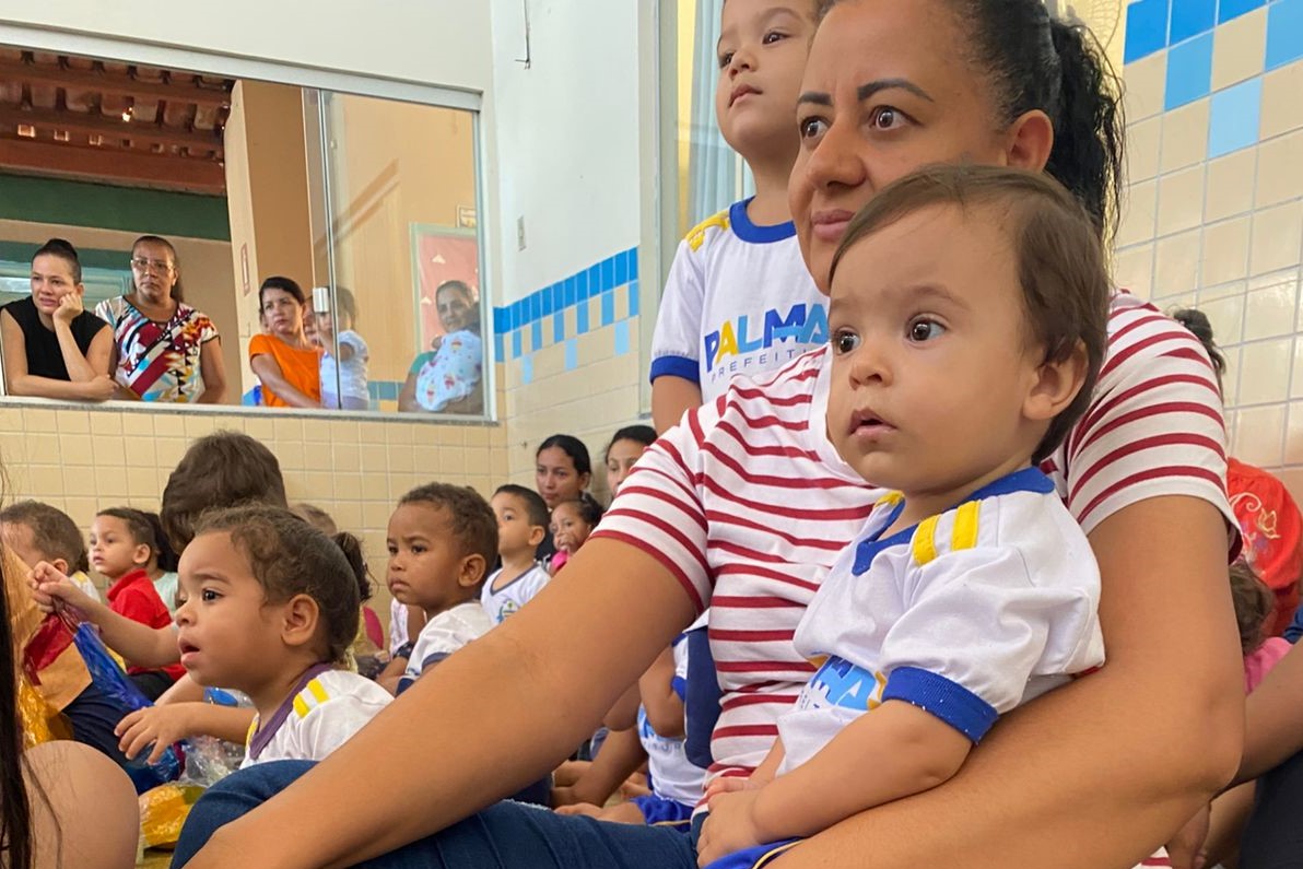 Crianças participaram ativamente do espetáculo, interagindo com atenção e curiosidade sobre os temas abordados Foto: divulgação