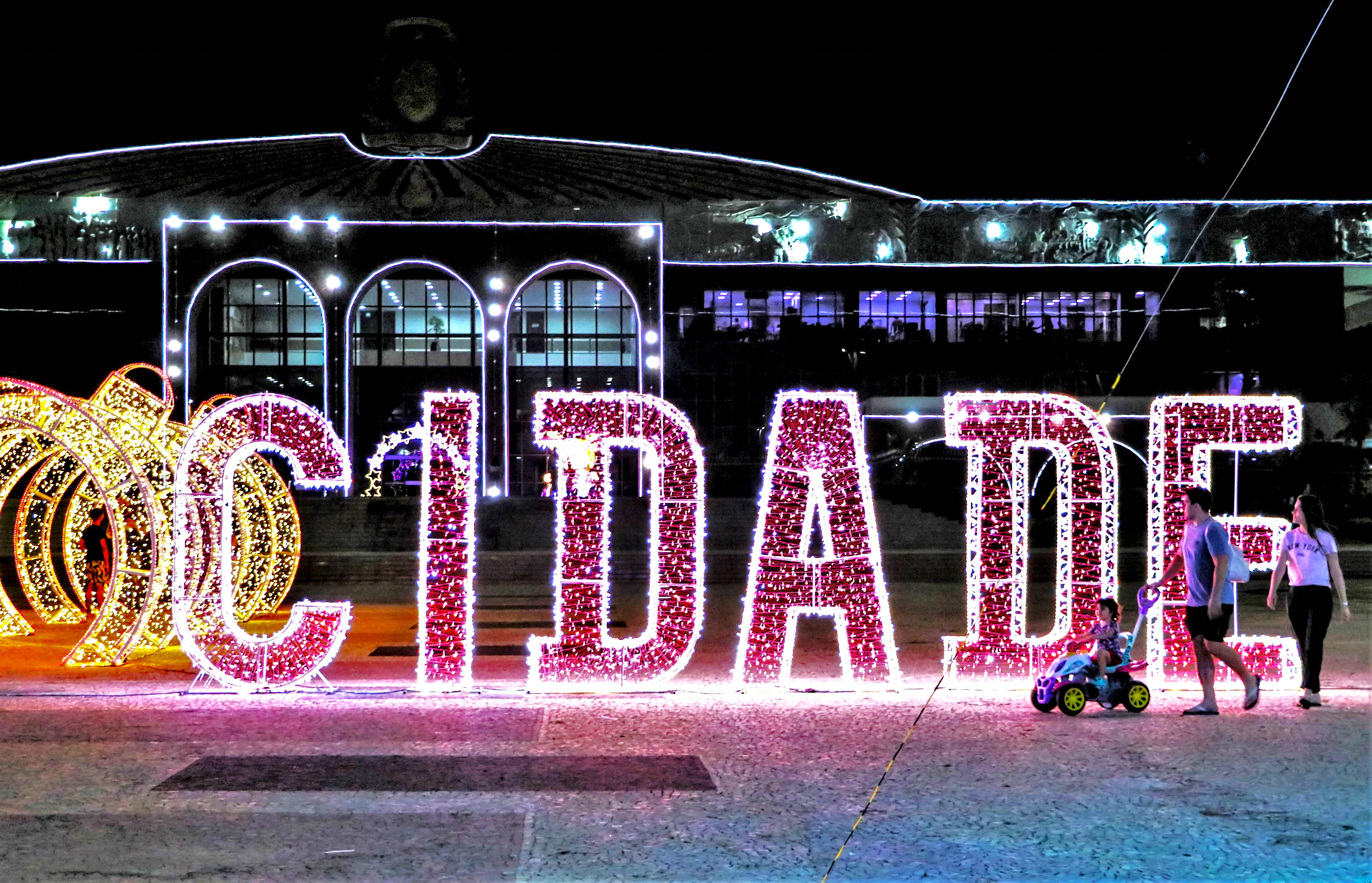 Palmenses e turistas podem usufruir das decorações luminosas na Praça dos Girassóis