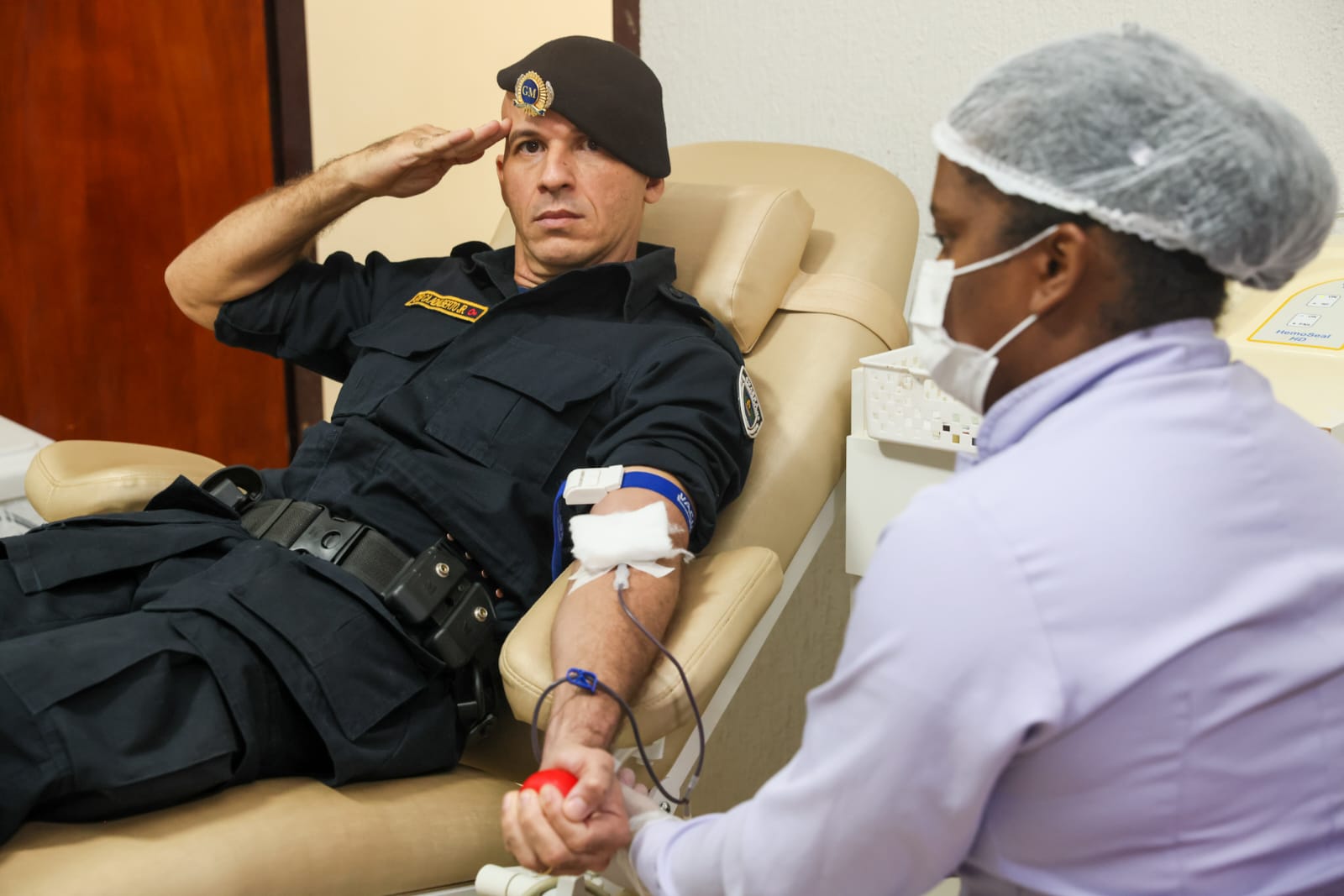 Guardas metropolitanos de Palmas realizam ato de solidariedade no Hemocentro