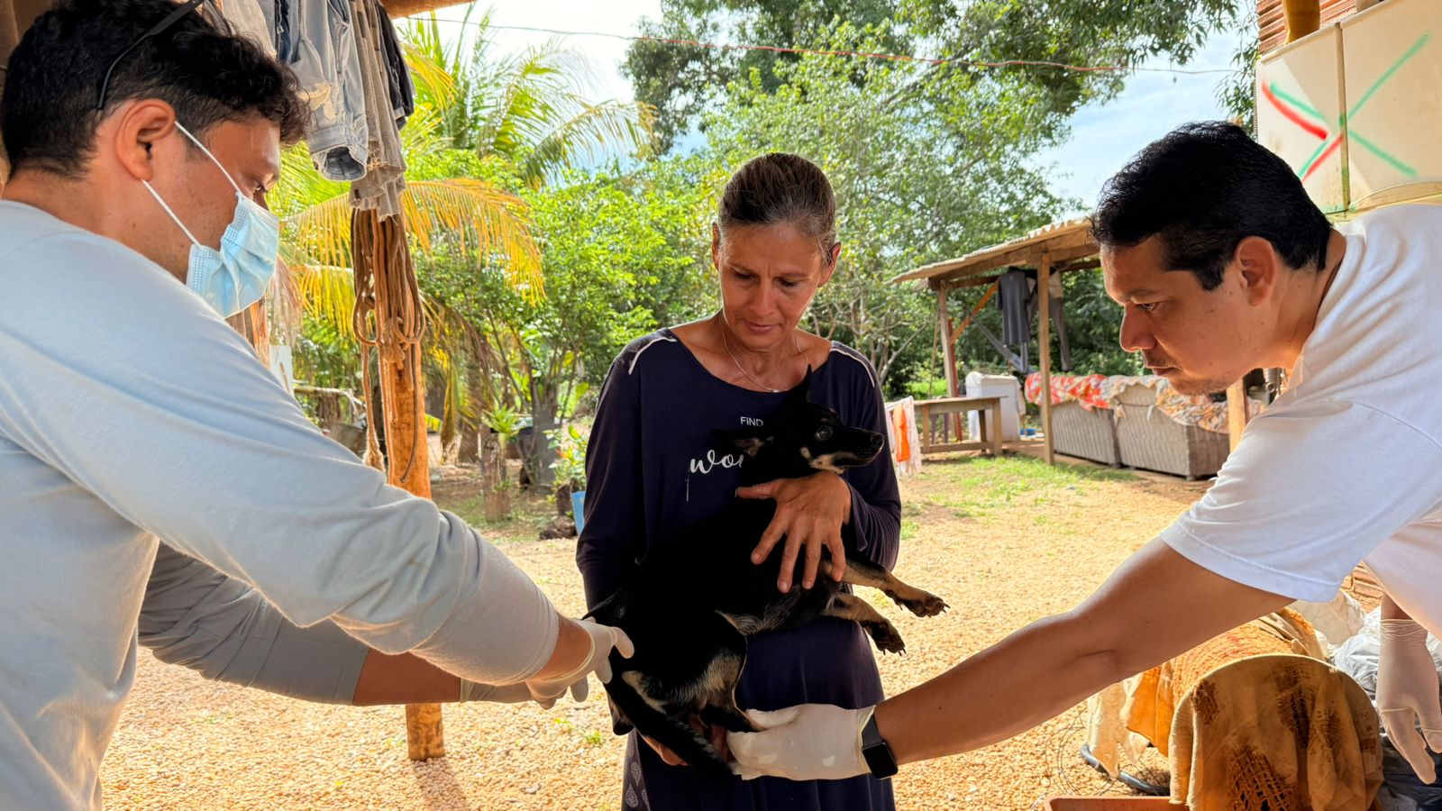 Criando quatro cadelas, Juscelia gostou de receber equipe de vacinação