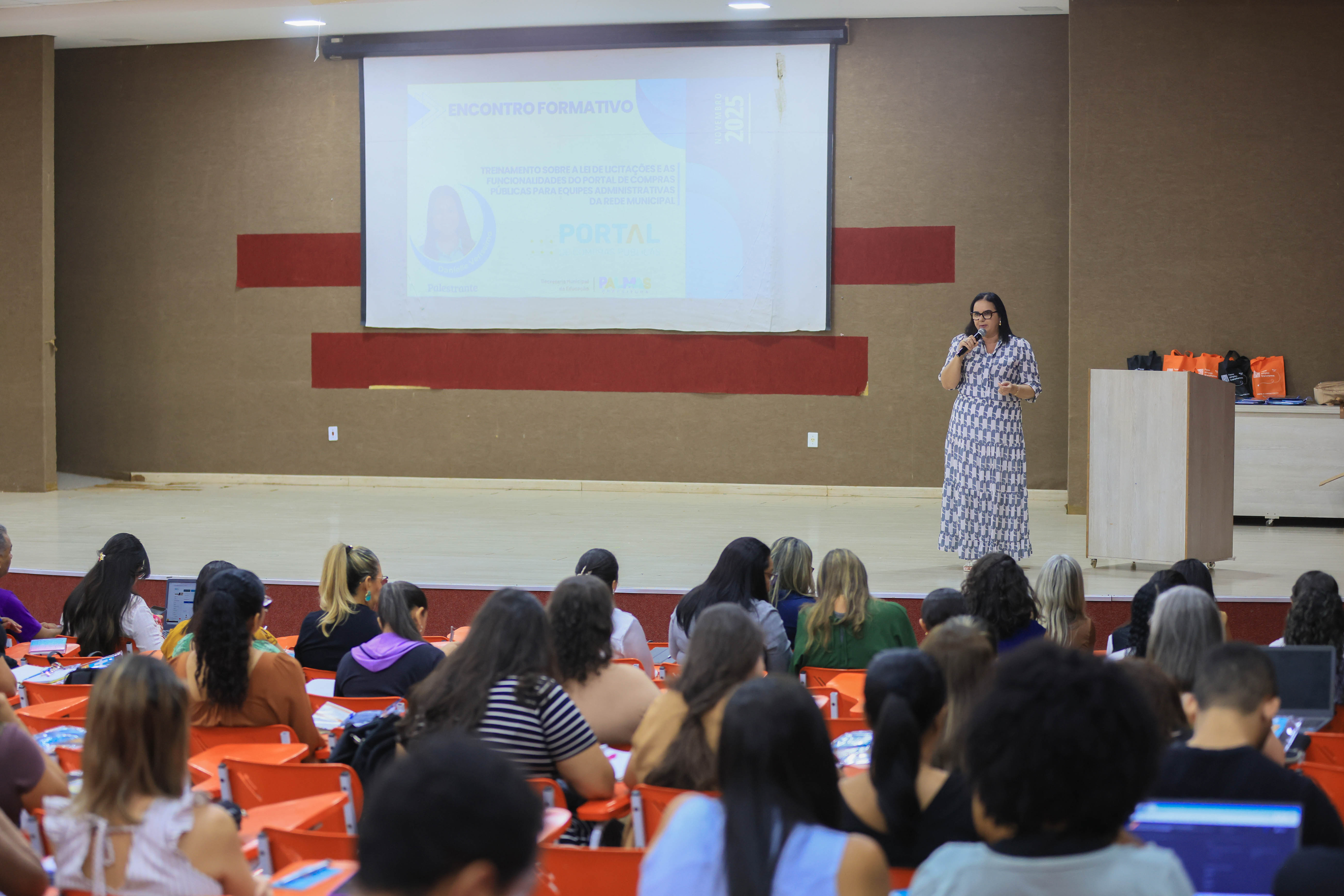 Cândida Cecília deu boas vindas aos participantes em nome do prefeito Eduardo e da secretária Anice