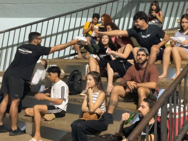 Secretário de Igualdade Racial e Direitos Humanos, José Eduardo de Azevedo, distribui kits para público durante a 4ª Seletiva, no Espaço Cultural