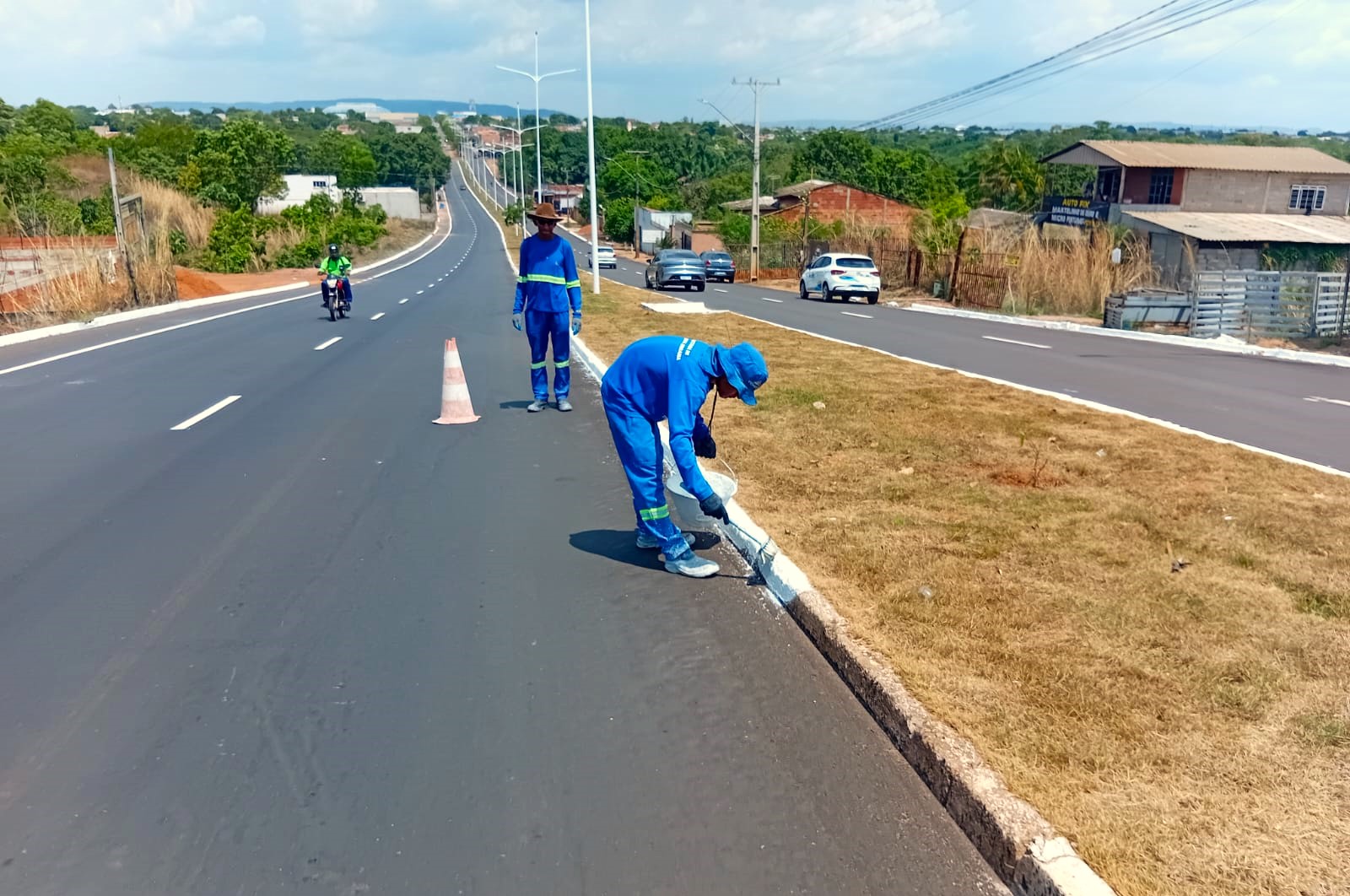 Na Avenida Goiás, no Aureny II, houve a pintura manual em toda extensão do meio-fio