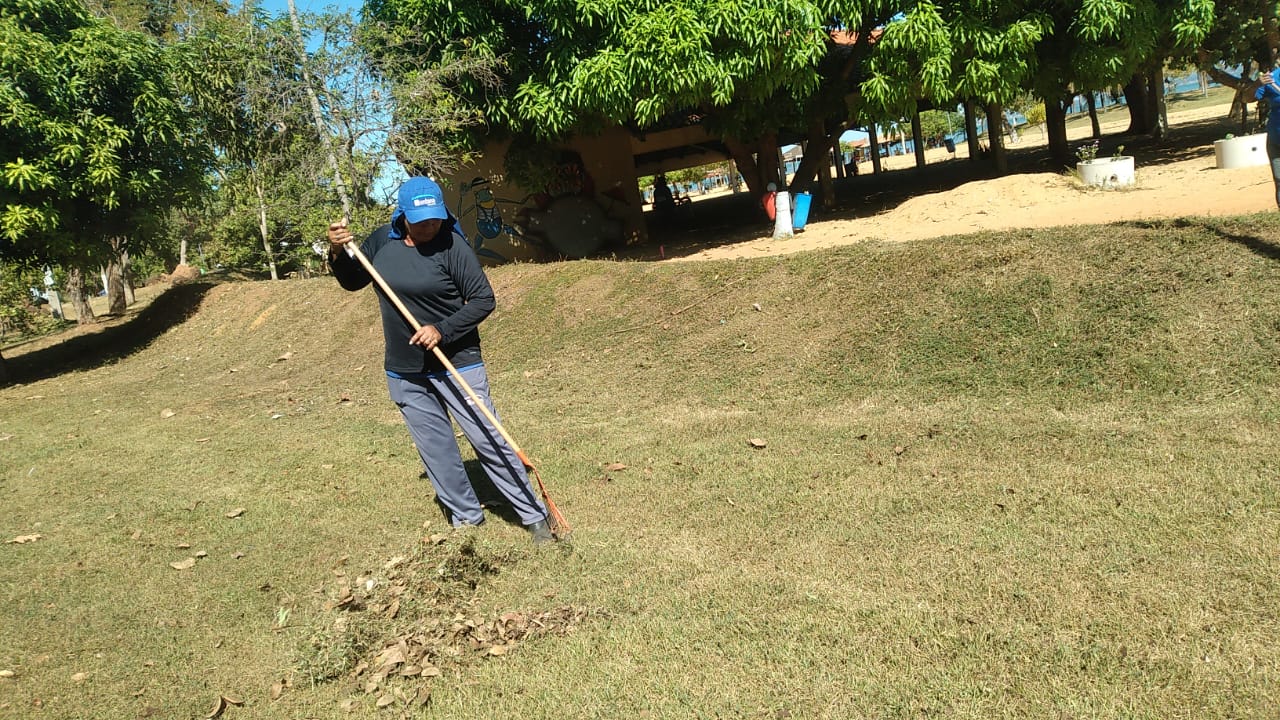 Praia das Arnos também recebeu rastelagem