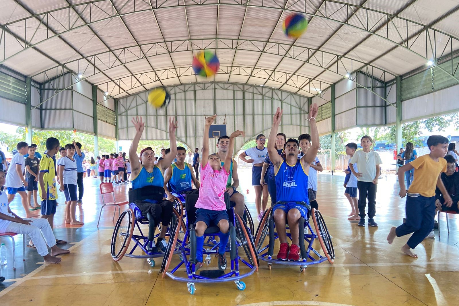 Alunos da unidade praticaram basquete em cadeira de rodas, atletismo adaptado, golbol e bocha adaptada 