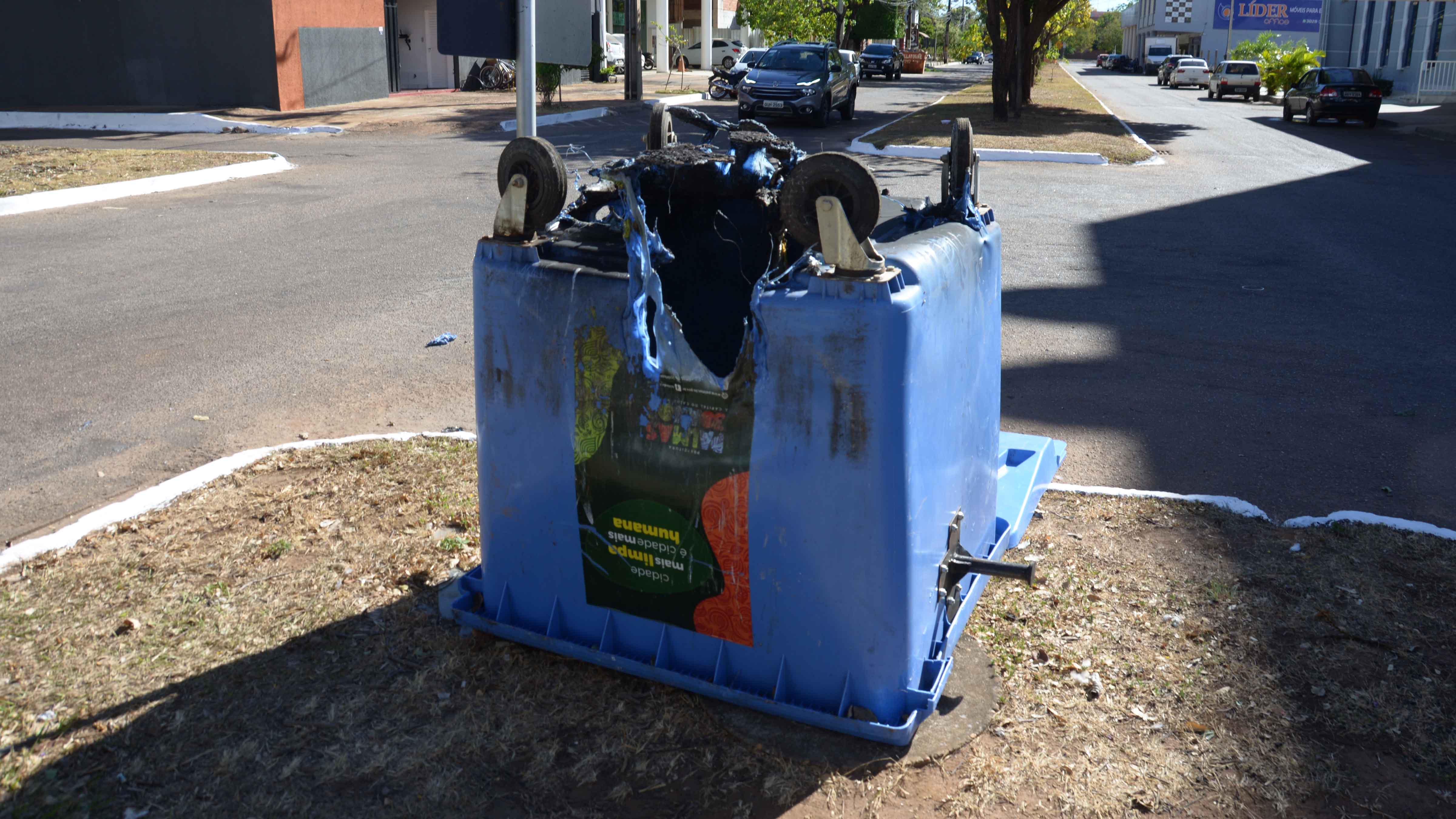 Contêineres são destruídos com fogo no centro de Palmas
