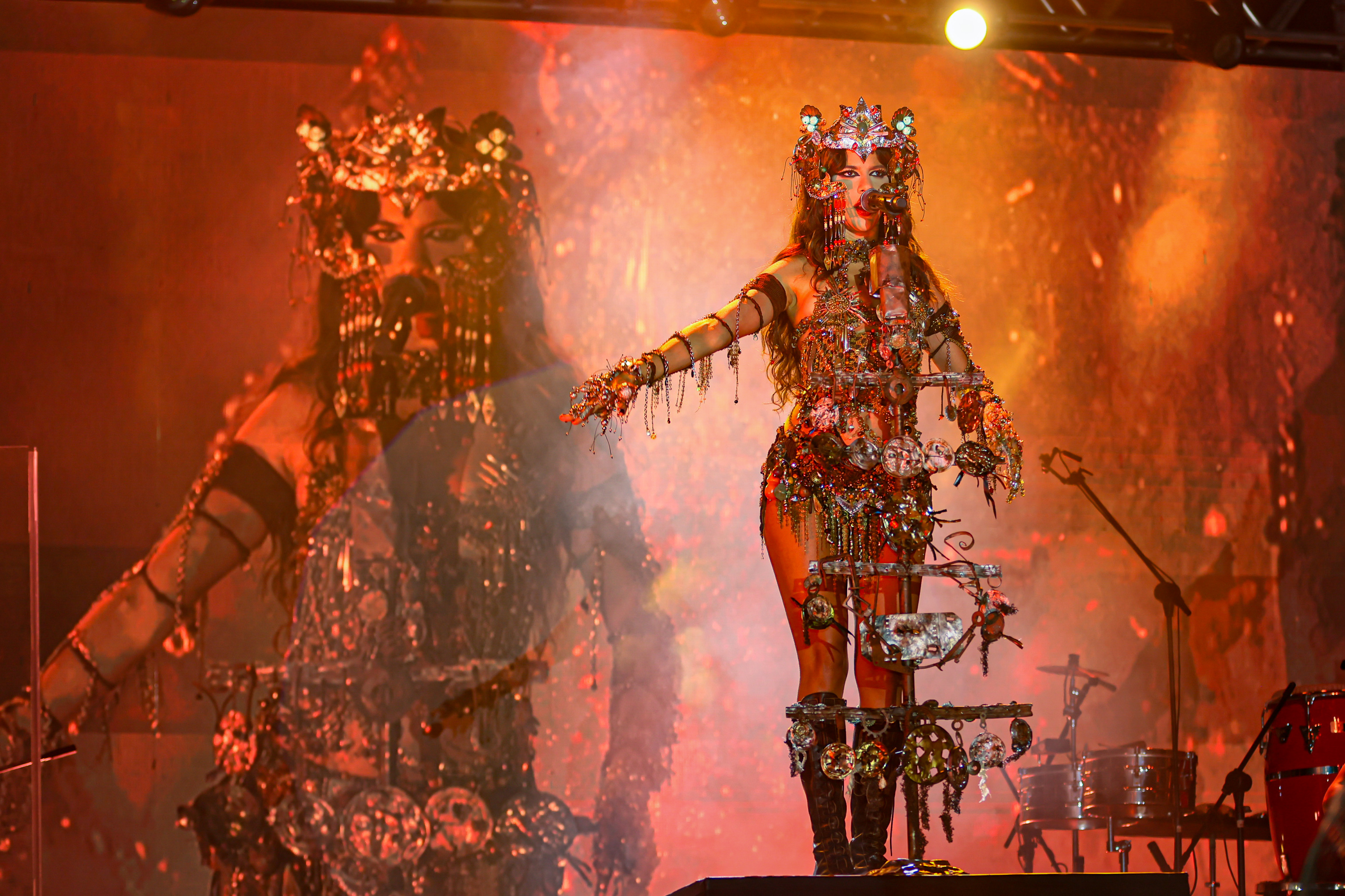 Marina Sena agita terceira noite do Festival Gastronômico de Taquaruçu e interage com fãs durante show