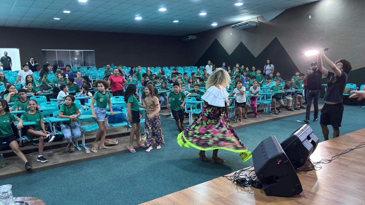 Conforme Núbia Dourado, o momento foi uma grande oportunidade de mostrar aos alunos que a arte é também um elo de identidade e pertencimento