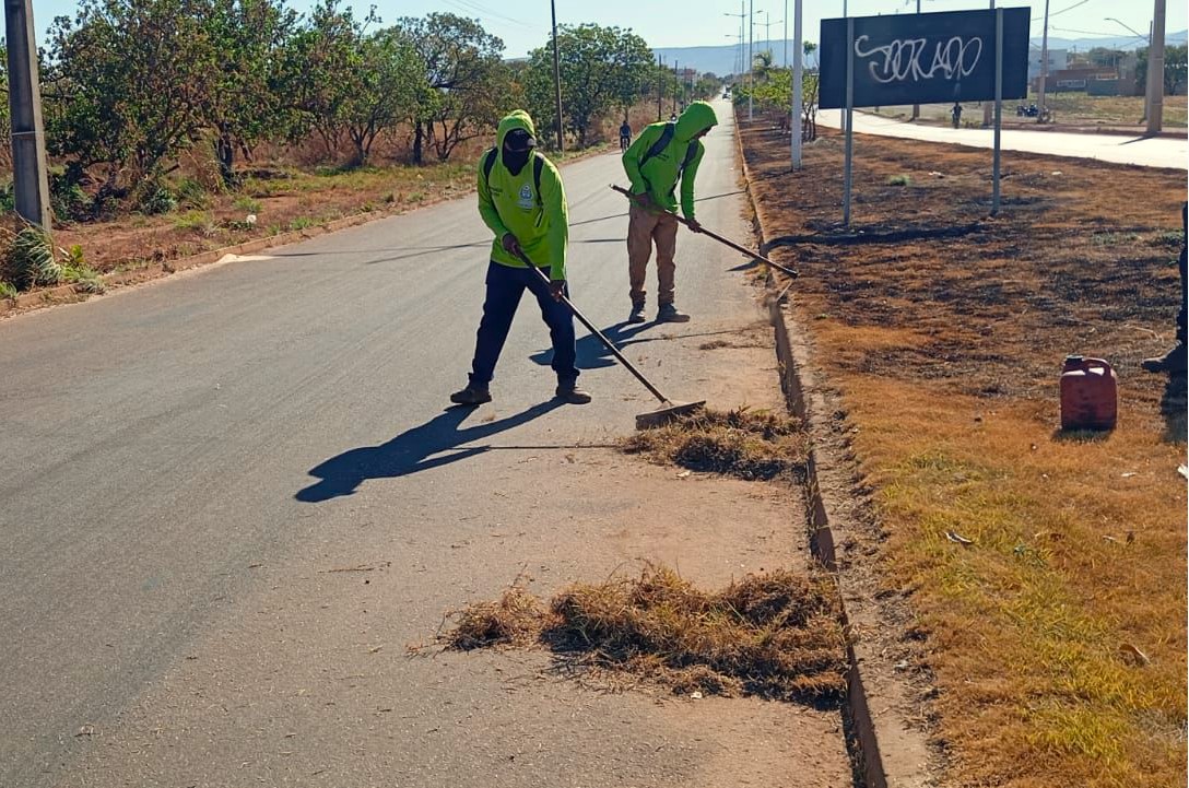 Prefeitura realiza serviços de limpeza nos setores Jardim Aureny III, Taquaralto e Palmas Sul
