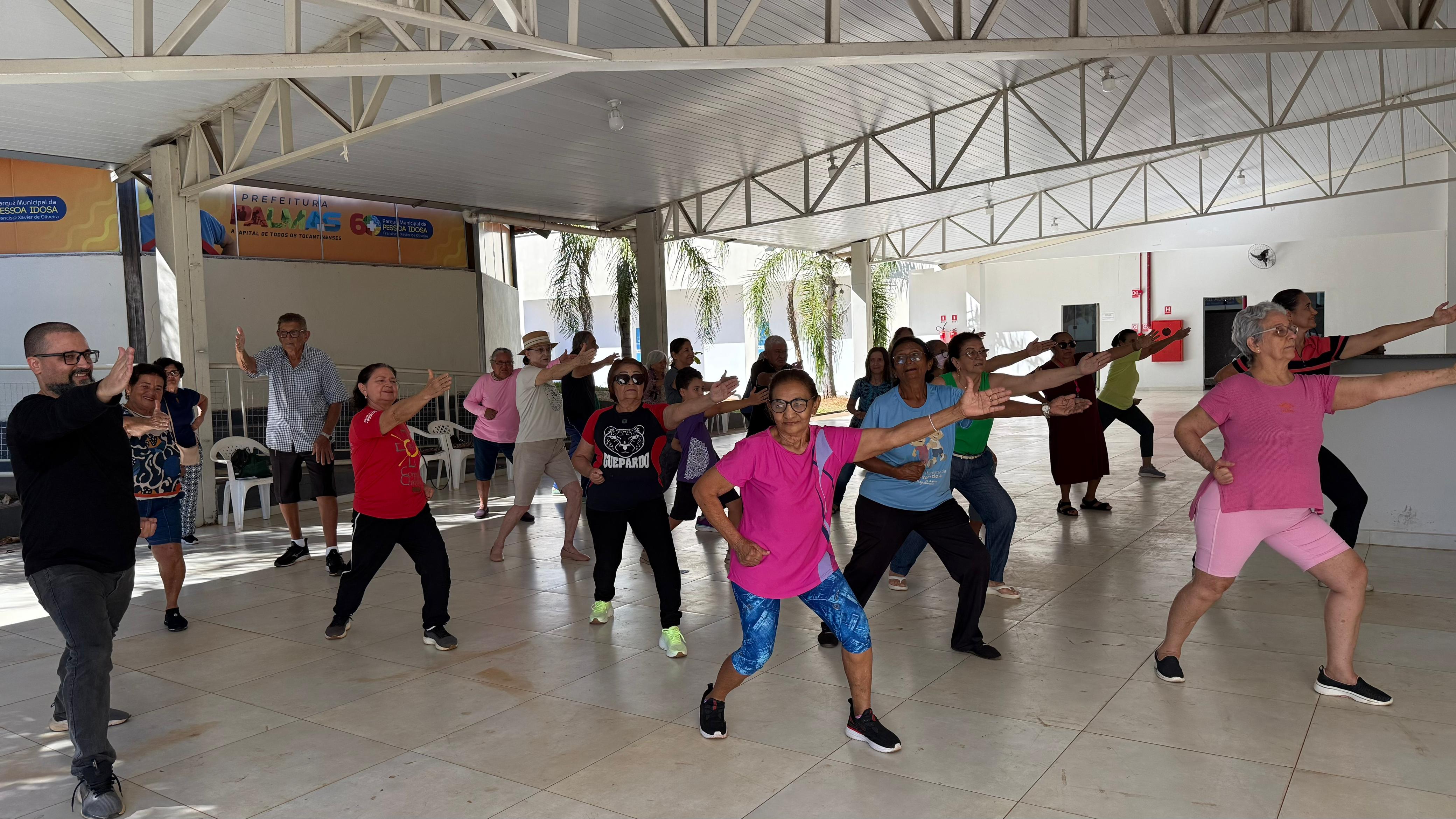 Idosos participaram de exercícios de alongamento e fortalecimento