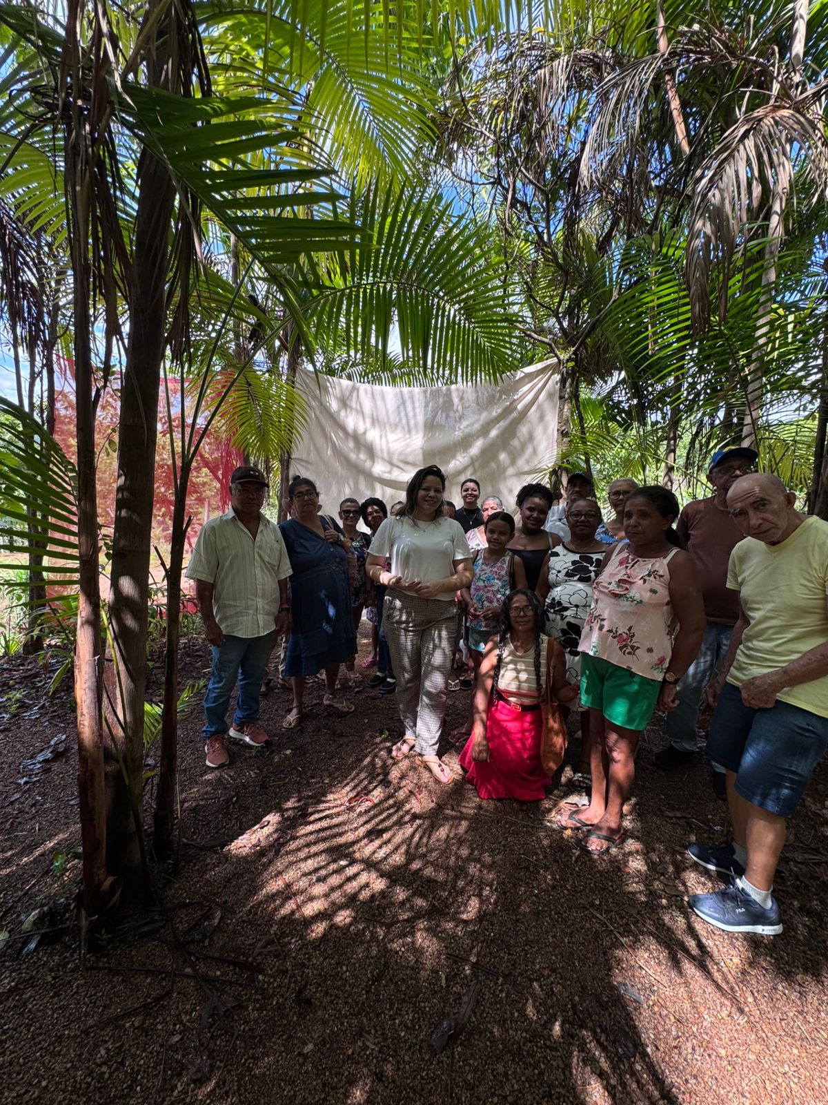 Em meio à natureza a psicóloga, Silvia Dias conduziu as atividades de relaxamento  por meio da Arteterapia