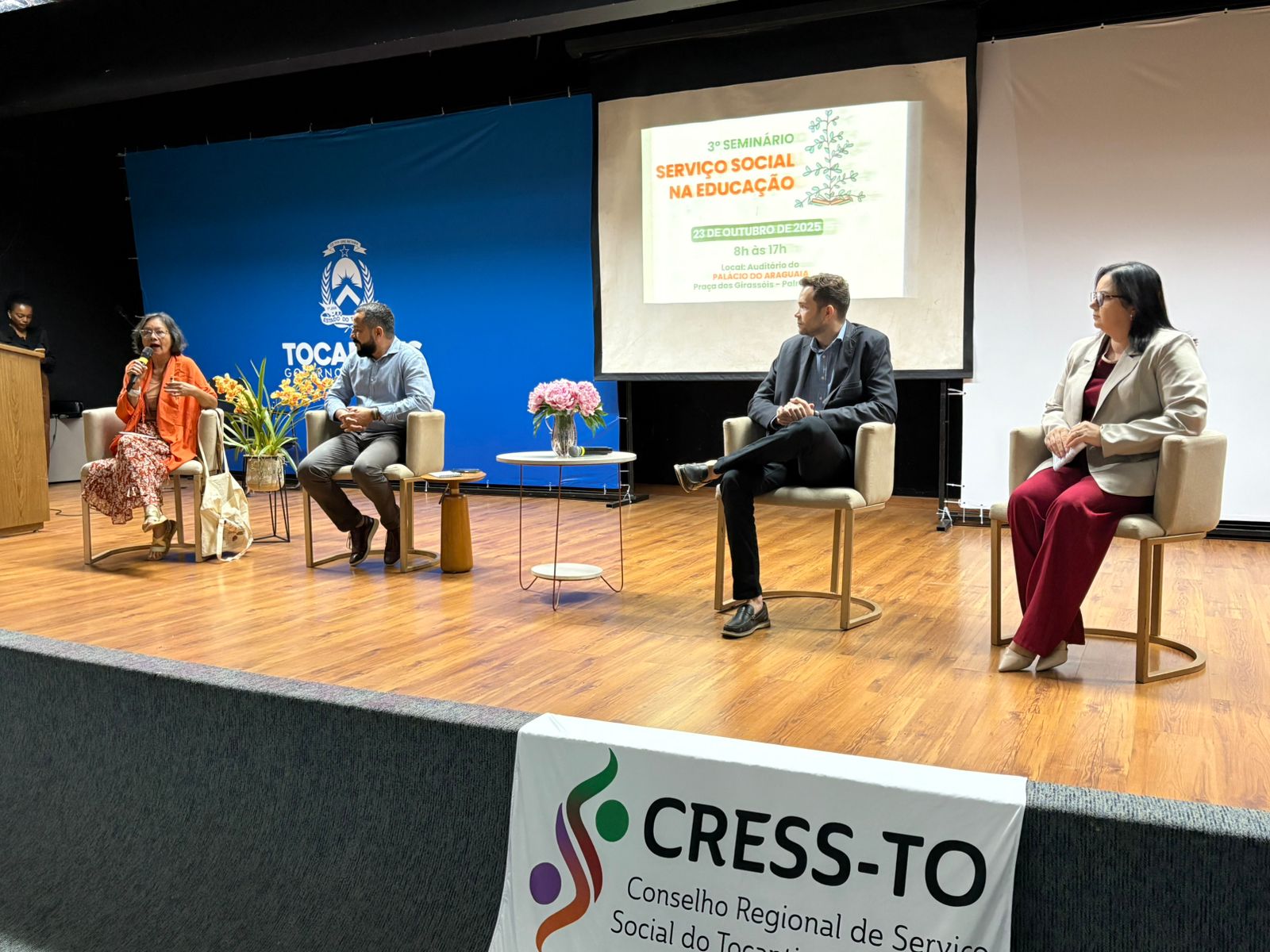 Secretária-executiva pedagógica Cândida Cecília participou da mesa-redonda ao lado de especialistas na área do Serviço Social e da Educação