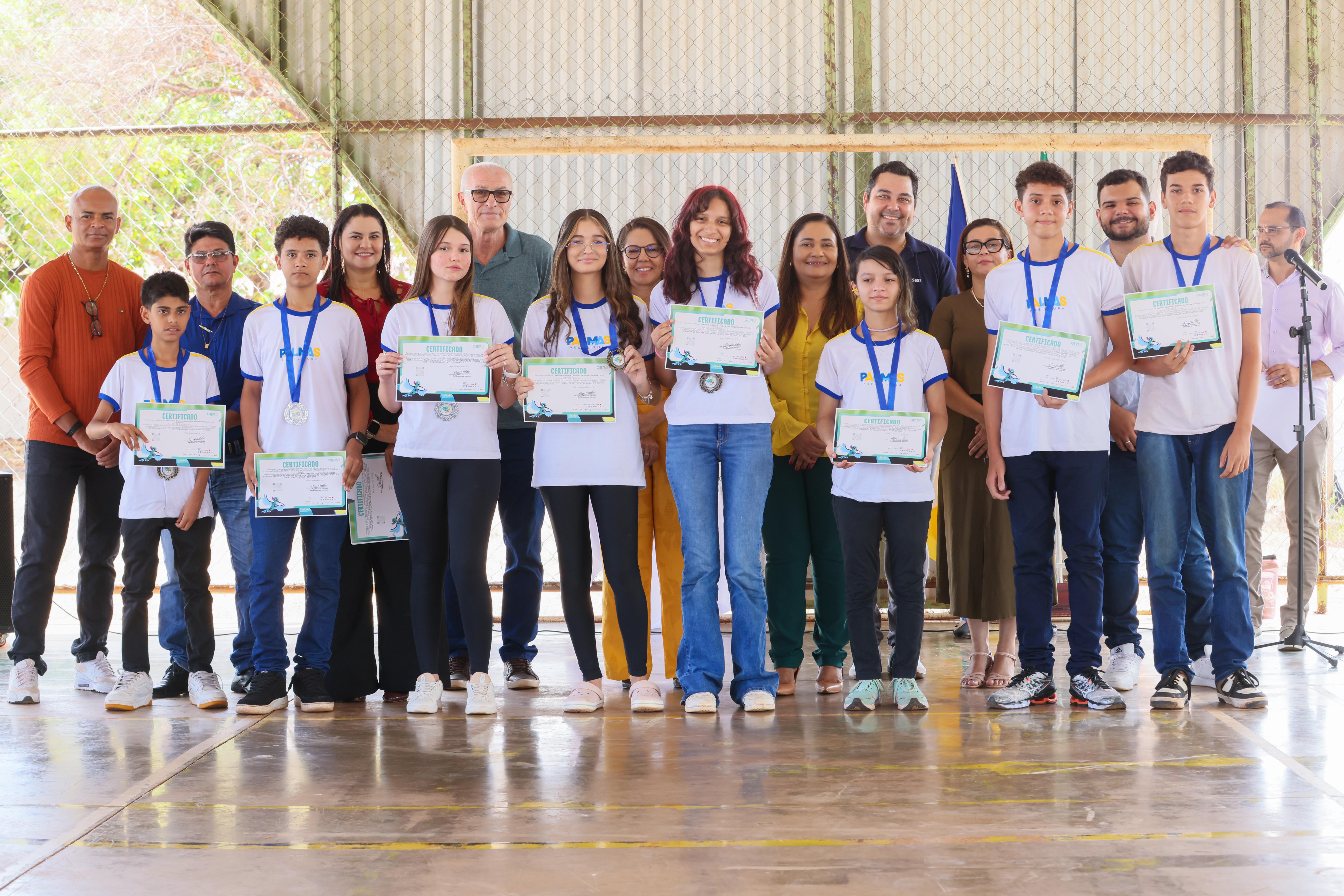 Estudantes medalhistas foram homenageados em momento cívico na ETI Monsenhor Pedro Piagem 