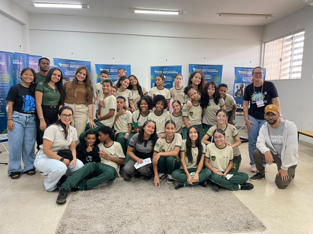 Estudantes da ETI Caroline Campelo vivenciam experiências científicas durante evento da Unitins