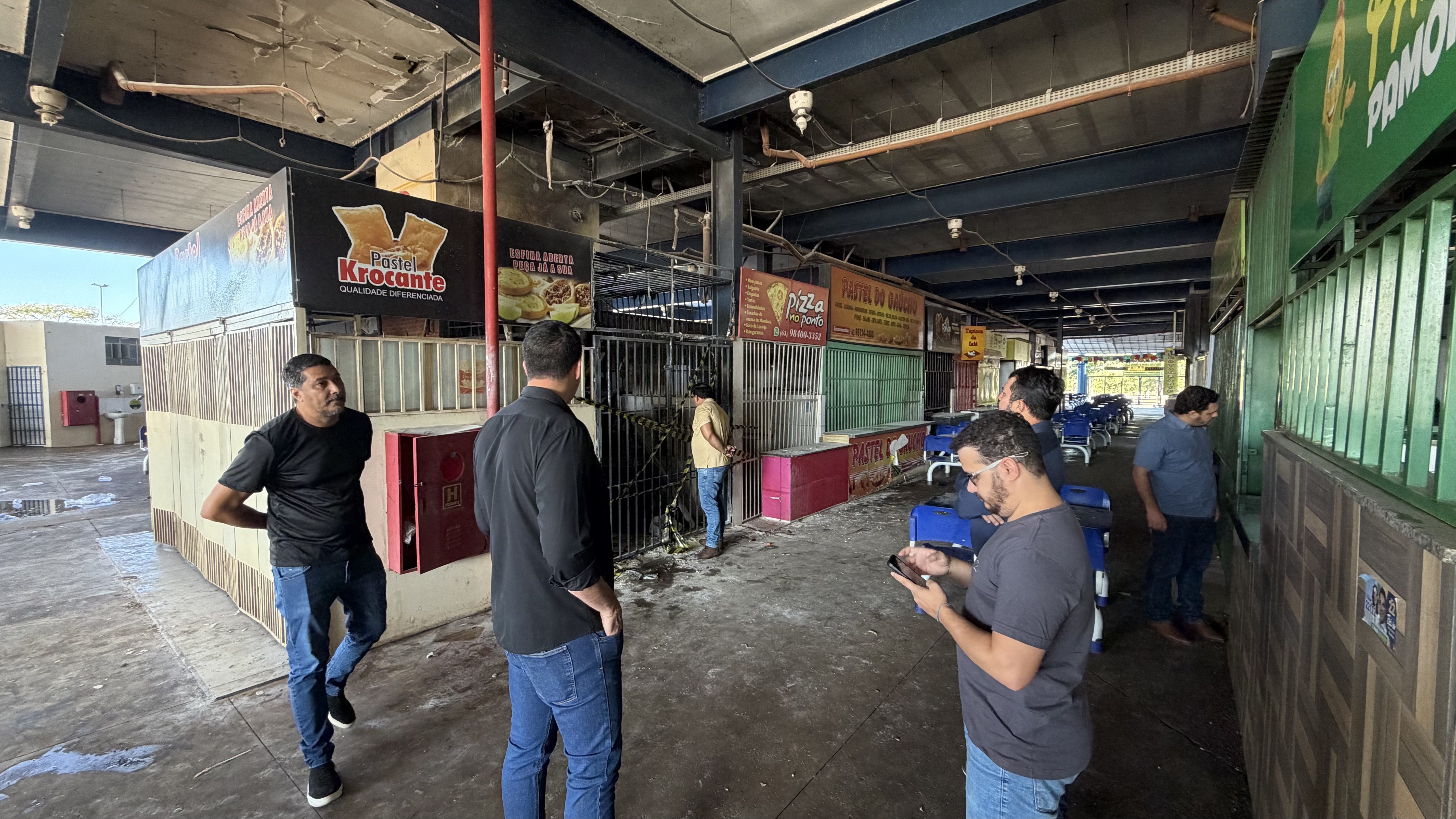 Ação rápida evitou propagação das chamas durante incêndio em estande da Feira da 304 Sul; feirantes atingidos receberão crédito facilitado do Banco do Povo