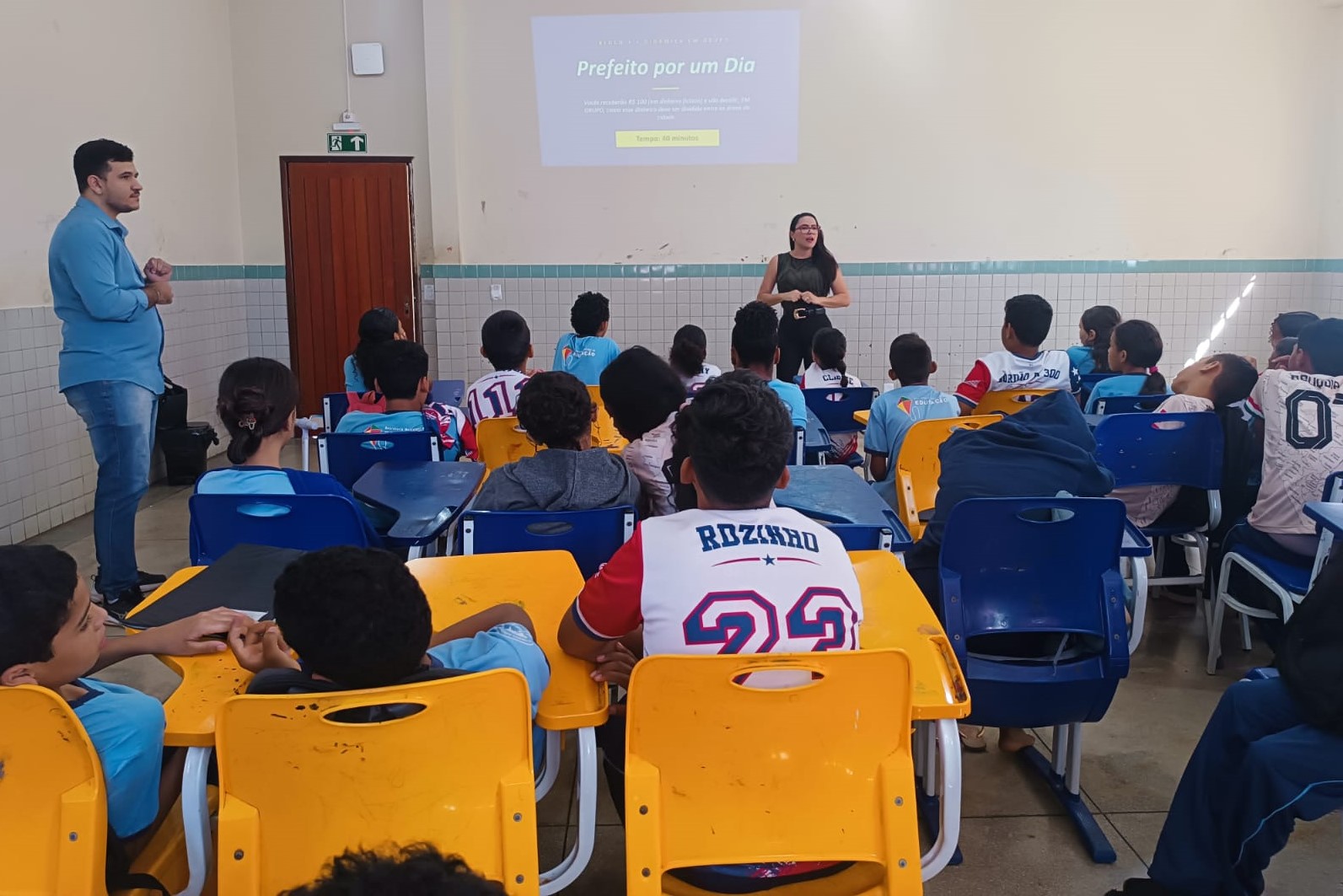 Estudantes da rede municipal aprendem sobre educação financeira em ação educativa do  Feirão do Imposto 2026