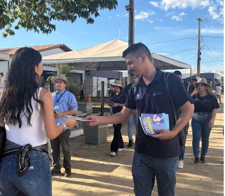 Procon Palmas orienta visitantes de feira agrotecnológica sobre direitos do consumidor