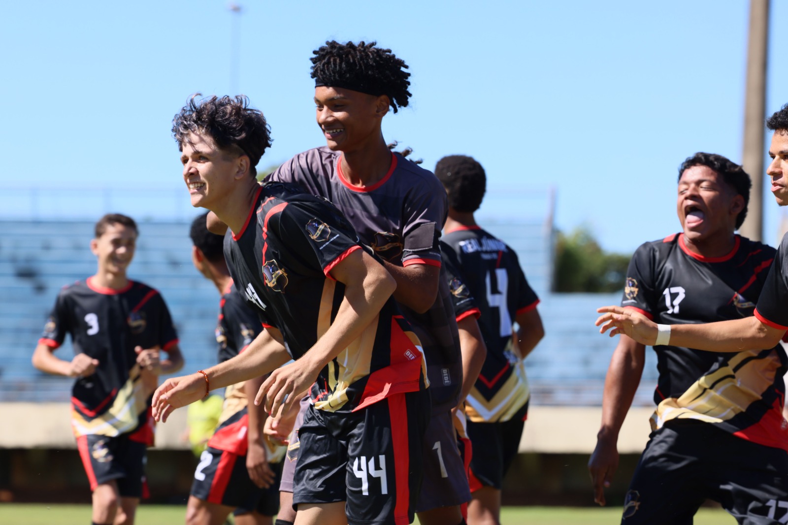 Com dois gols de Cesar (esq.), Real Junior vence Avante F.A. e se classifica na Taça Cidade de Palmas
