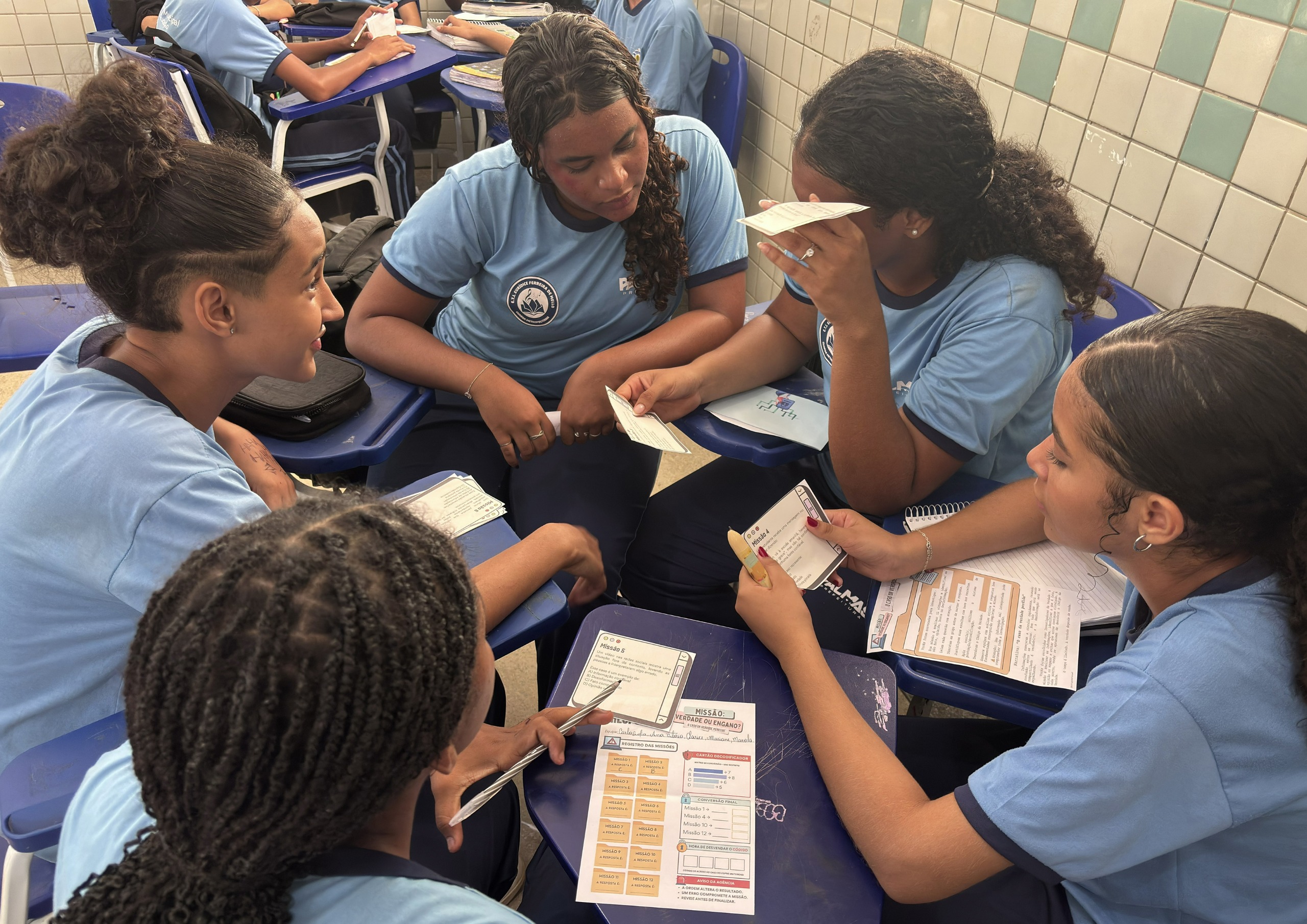 Durante as aulas, os alunos assumem o papel de “Agentes da Verdade”, participando de missões investigativas