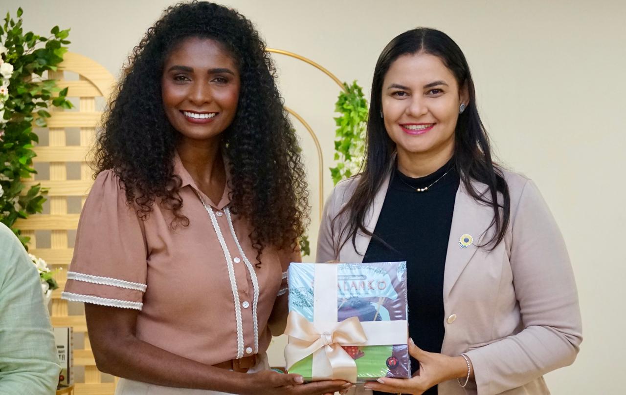 Secretária da Educação, Anice Moura, prestigiou o lançamento e destacou o orgulho de ter Jard Gualberto no quadro de servidores da rede - Foto: Pedro Barbosa