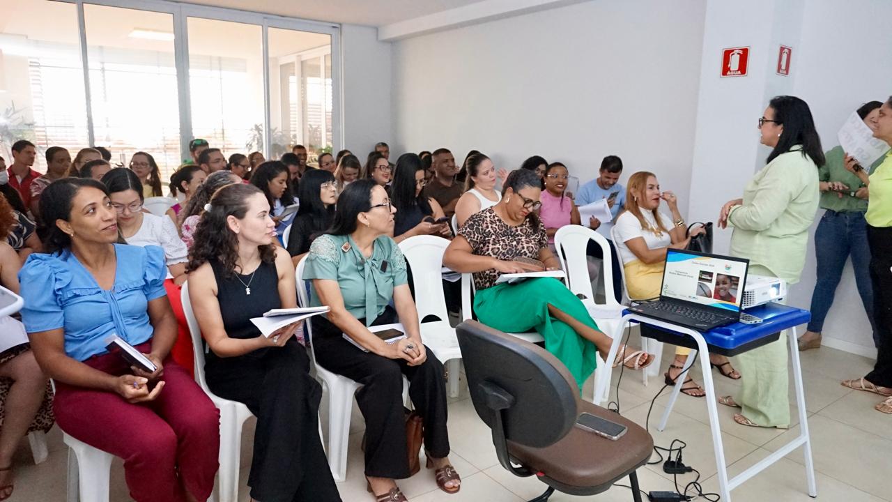 Secretária-executiva da Semed, Cândida Cecília, destacou a relevância do encontro para o fortalecimento do trabalho nas unidades - Foto: Pedro Barbosa