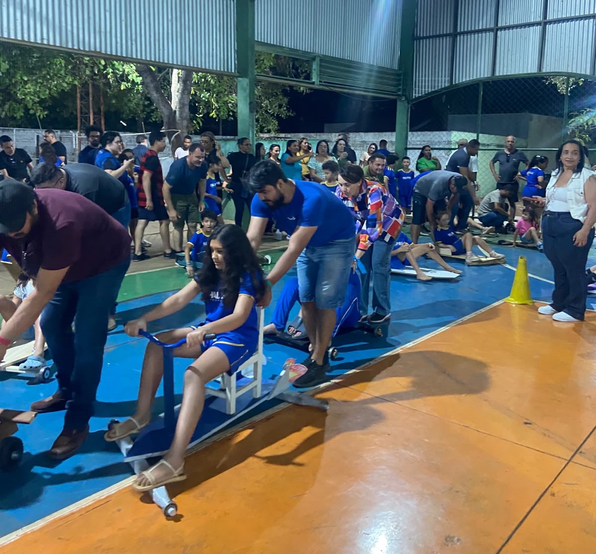 Disputa dos Carrinhos de Rolimã construídos  pelos pais e seus filhos movimentou a competição - Foto: Divulgação