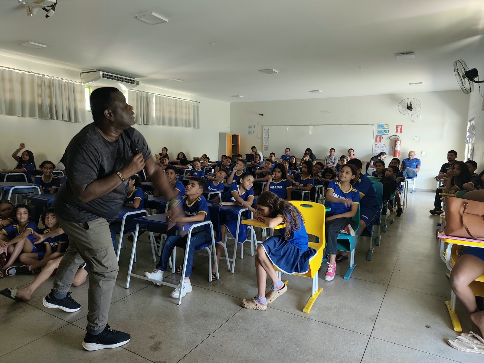 Palestrante Paulo Cesar Romão Bomfim interagiu com as crianças - Foto: Divulgação