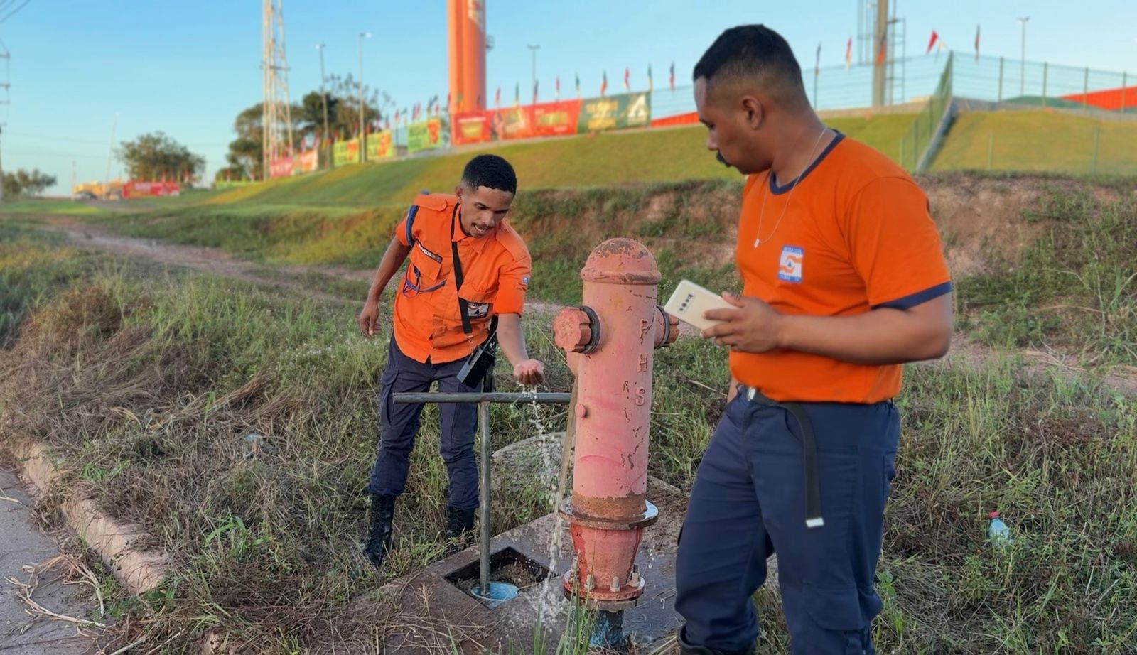 Defesa Civil de Palmas realiza treinamento em via pública para uso de hidrantes e reforça preparo para estiagem