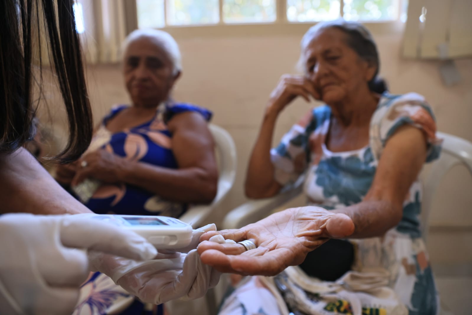 Ação no Cras Krahô leva orientações sobre hipertensão e câncer de boca para idosos