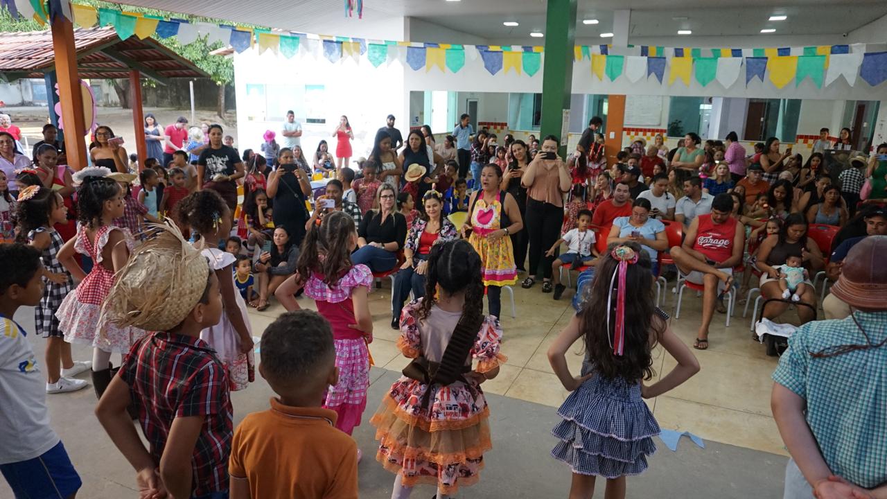 Festas juninas animam unidades educacionais de Palmas em noite de lua cheia.