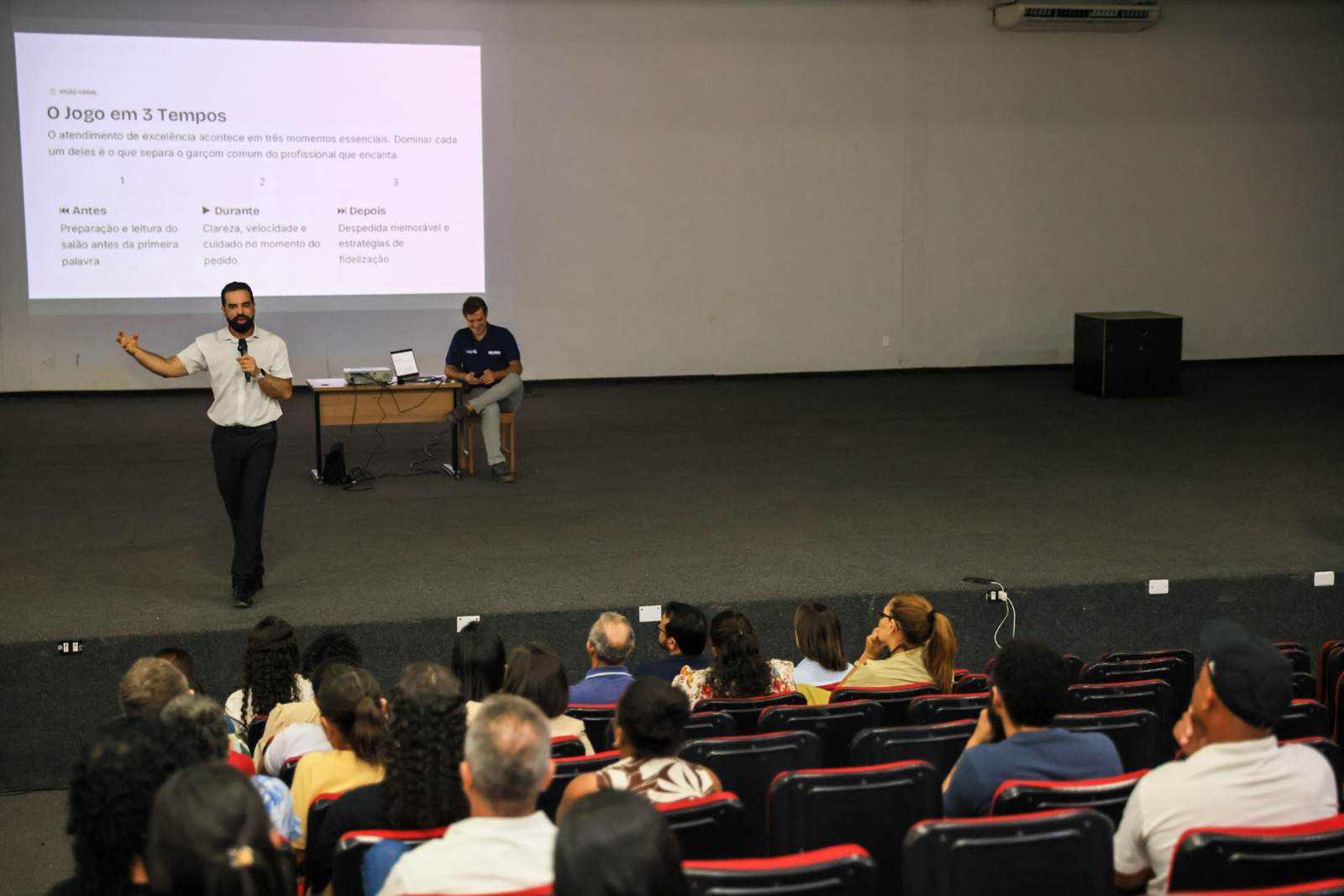 Prefeitura de Palmas promove capacitação a trabalhadores das praias sobre atendimento ao cliente e segurança alimentar