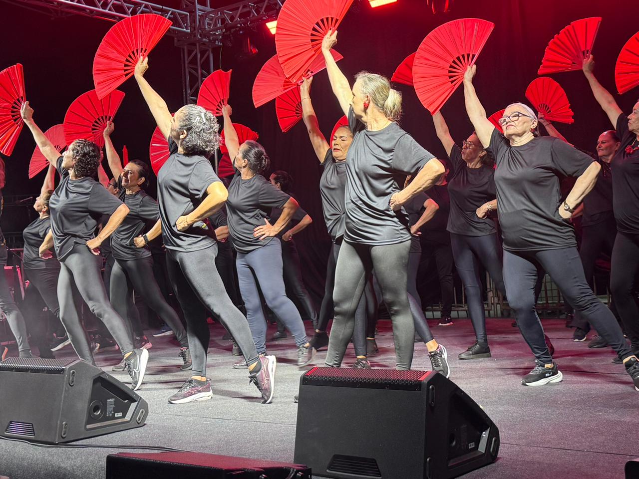 Grupo de Dança - Zumba Gold do Parque da Pessoa Idosa leva alegria e solidariedade ao evento Tô na Brasa