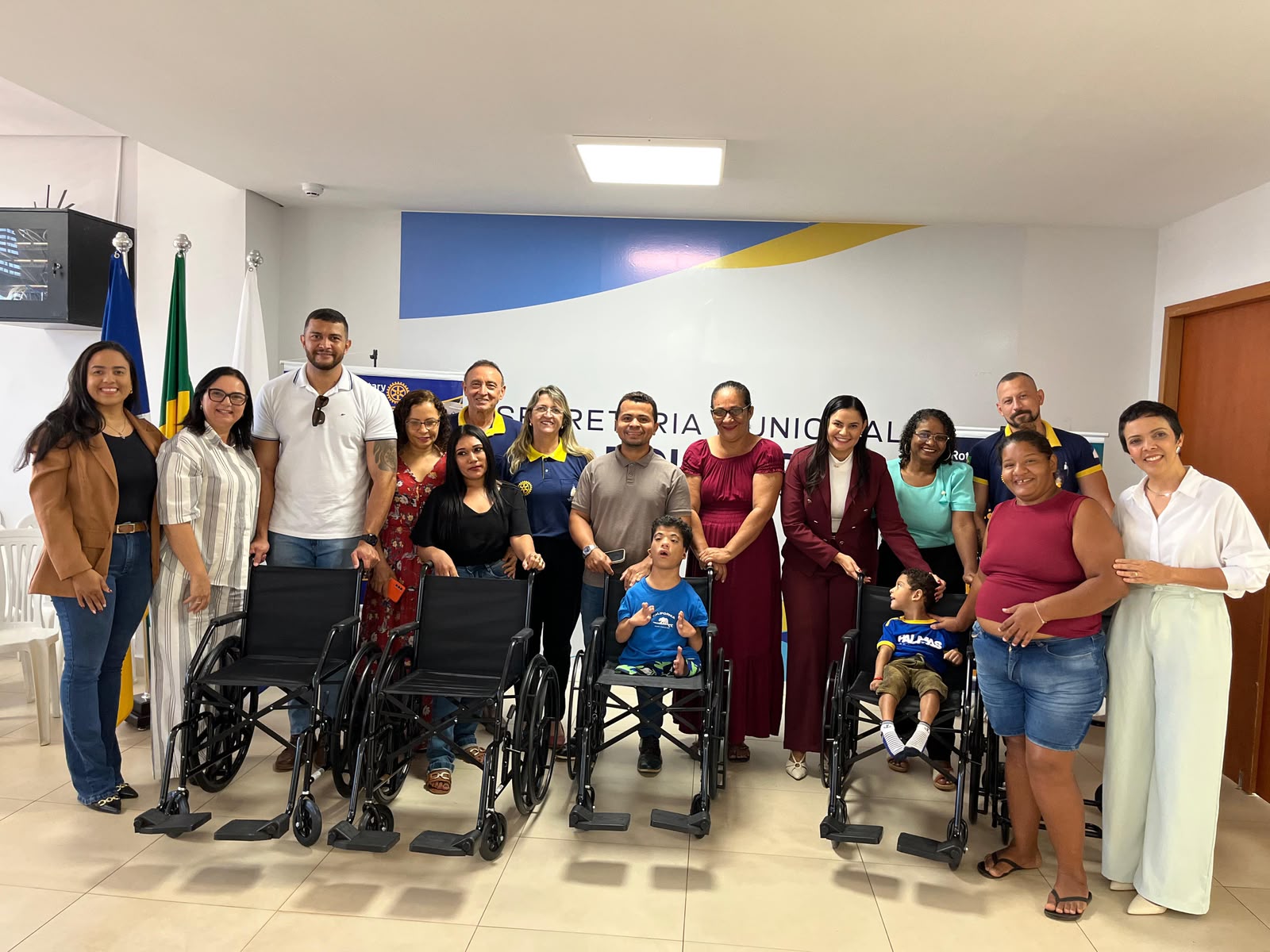 Secretaria da Educação e Rotary Club entregam cadeiras de rodas a alunos da rede municipal de Palmas