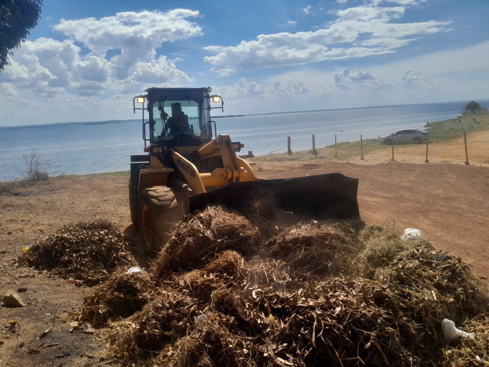 Praia do Prata e quadras residenciais de Palmas recebem serviço de retirada de entulhos e remoção de terra