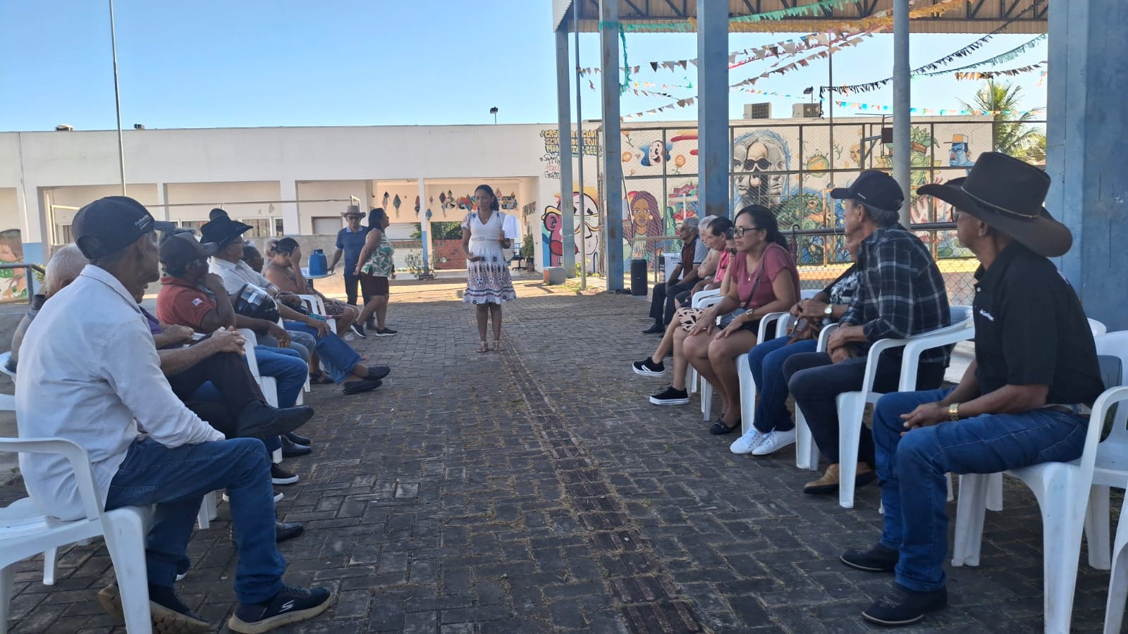 Cras Javaé promove atividade sobre emoções com grupo de idosos