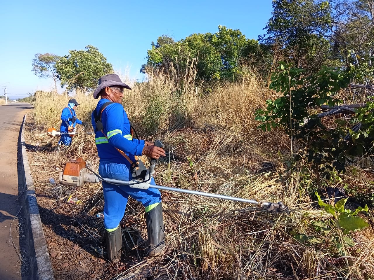 Prefeitura realiza controle da vegetação na Arso 92 e avenidas de Palmas